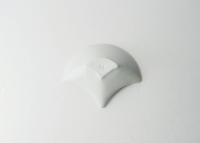 【在庫限り】波佐見焼パターンレスト リーフ（青白）箸置き はしおき アクセサリートレイ 薬味入れ 磁器 エッセンス ギフト 贈り物 【essence】 HASAMI おしゃれ