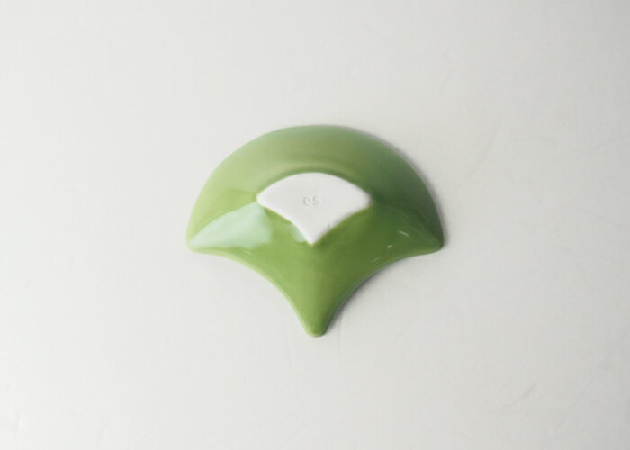 【在庫限り】波佐見焼パターンレスト リーフ（黄緑）箸置き はしおき アクセサリートレイ 薬味入れ 磁器 エッセンス ギフト 贈り物 【essence】 HASAMI おしゃれ