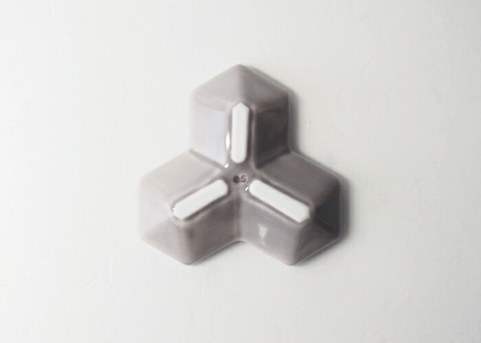 【在庫限り】波佐見焼パターンレスト ハニー（灰）箸置き はしおき アクセサリートレイ 薬味入れ 磁器 エッセンス ギフト 贈り物 【essence】 HASAMI おしゃれ