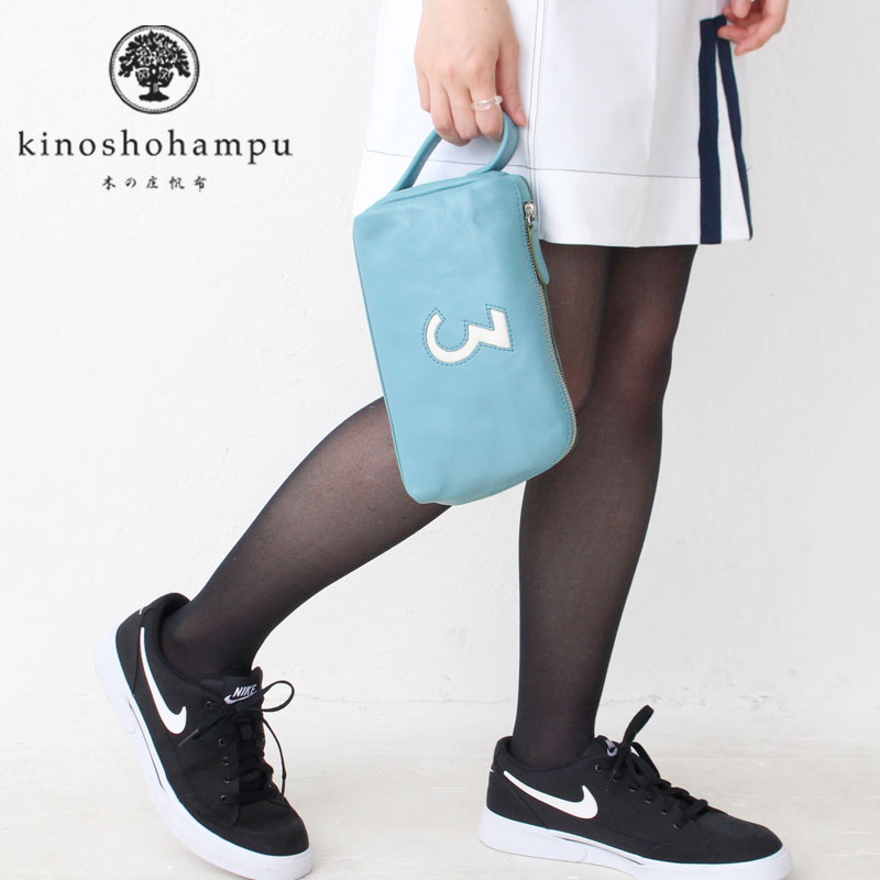 item information 　品番 k-khg22-p05m 　品名 木の庄帆布 ラウンド ポーチ 　シリーズ　案内 【KinoshoTransit/Bon Voyage "All Leather #3 Round Pouch/ Multi Pouch"】 KinoshoTransitブランドから、ラウンドポーチをつくりました。 我々がつくるカバンやゴルフアイテムは北米、北欧の60年代、古き良き時代の匂いがすきで、それを大切にしております。 個人的に聴く音楽も50年代、60年代のJAZZ／ビバップが好きです。 アコーステックの楽器から出てくる「軽快で心地よいリズム」が大好きです。 車も。服も。コーヒーのマグカップだったりも。もちろん持つカバンも。 どこか暖かくて、明快な力強いコンセプトを持つものが好きですね。 今回のシリーズは60年代に登場したバイカーズの「革製ライダースジャケット」素材と 同じ作り方にしてみました。 アメリカンな60年代にはこの革が似合います。 成牛のシボ感を活かして染料を吹き付け加工しております。 特徴はとにかく「雨に強い」ですね。ベジタブルタンニンレザーと大きく違います。 経年変化はしにくいですが、使ううちに「柔らかくなり」なじんでいくことでしょう。 この#3 ポーチは、3番ウッドをイメージしました。 ドライバーほどは飛びませんが、確実確実にフェアウェイをキープしたい。 5番ウッドほど汎用性はありませんが、目的ははっきりしております。 ラウンドポーチとして「必要最低限」なゴルフ小物を収納します。 また、普段使いとしましては、最低限の「男の持ち物」を収納します。 「財布」「携帯」「車の鍵」「愛煙家御用達のタバコ」と。 たまには、ミニマムなバッグもよろしいですね。 　カラー 23ティファニーホワイト 　素材 牛革 裏地：綿100%(帆布) 　サイズ 約W22cm×H12cm×D10cm 　生産国 バングラデシュ製木の庄帆布 ラウンド ポーチ 《毎シーズン定番のラウンドポーチの新色販売》 ラウンドポーチとして「必要最低限」なゴルフ小物を収納します。 また、普段使いとしましては、最低限の「男の持ち物」を収納します。 「財布」「携帯」「車の鍵」「愛煙家御用達のタバコ」と。 たまには、ミニマムなバッグもよろしいですね。 職人が昔ながらの製法を守り、希少な力繊機で織られた「帆布」があります。それは上部さと通湿防水に優れた高い機能性をあわせもち、使うほどに馴染み、時と共に天然素材ならではのやわらかい表情に変化していきます。 日本には「用の美」という美しい言葉があります。木の庄帆布のアイテムは道具。持つ人の生活の中に、美しい道具として存在する。 厳選された素材の持つちから、シンプルなデザインの持つちから、熟練した職人が持つちから…。「木の庄帆布」はそんな無垢のちからが集うブランドです。 Detail Color Size item information 　品番 k-khg22-p05m 　品名 木の庄帆布 ラウンド ポーチ 　シリーズ　案内 【KinoshoTransit/Bon Voyage "All Leather #3 Round Pouch/ Multi Pouch"】 KinoshoTransitブランドから、ラウンドポーチをつくりました。 我々がつくるカバンやゴルフアイテムは北米、北欧の60年代、古き良き時代の匂いがすきで、それを大切にしております。 個人的に聴く音楽も50年代、60年代のJAZZ／ビバップが好きでです。 アコーステックの楽器から出てくる「軽快で心地よいリズム」が大好きです。 車も。服も。コーヒーのマグカップだったりも。もちろん持つカバンも。 どこか暖かくて、明快な力強いコンセプトを持つものが好きですね。 この#3 ポーチは、3番ウッドをイメージしました。 ドライバーほどは飛びませんが、確実確実にフェアウェイをキープしたい。 5番ウッドほど汎用性はありませんが、目的ははっきりしております。 ラウンドポーチとして「必要最低限」なゴルフ小物を収納します。 また、普段使いとしましては、最低限の「男の持ち物」を収納します。 「財布」「携帯」「車の鍵」「愛煙家御用達のタバコ」と。 たまには、ミニマムなバッグもよろしいですね。 　カラー 23ティファニーホワイト 　素材 牛革 裏地：綿100%(帆布) 　サイズ 約W22cm×H12cm×D10cm 　生産国 バングラデシュ製