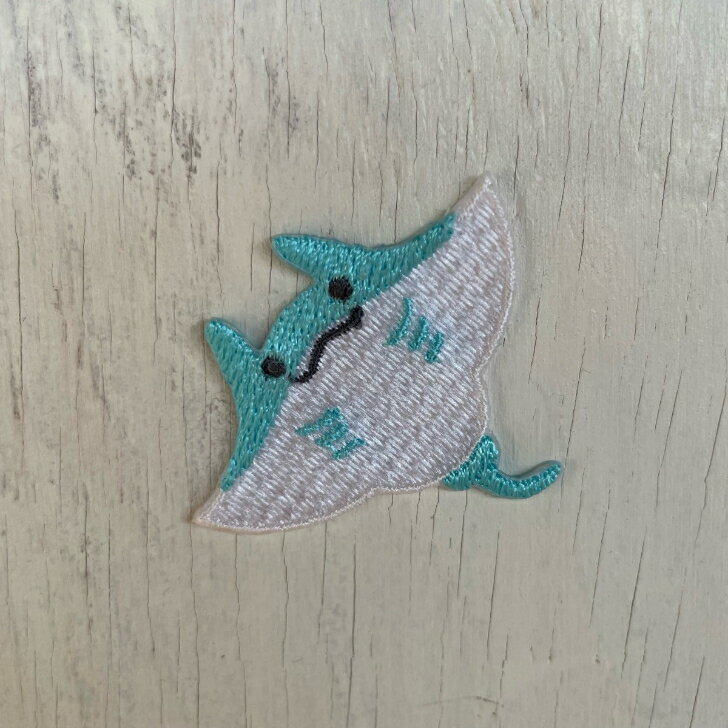 ワッペン アイロン マンタ 【1000円以上購入送料無】 刺繍 アップリケ 海 魚 海の生き物 エイ ハンドメイド 入園 入学 幼稚園 保育園 ハンドメイド 男の子 女の子 大人向け 先生