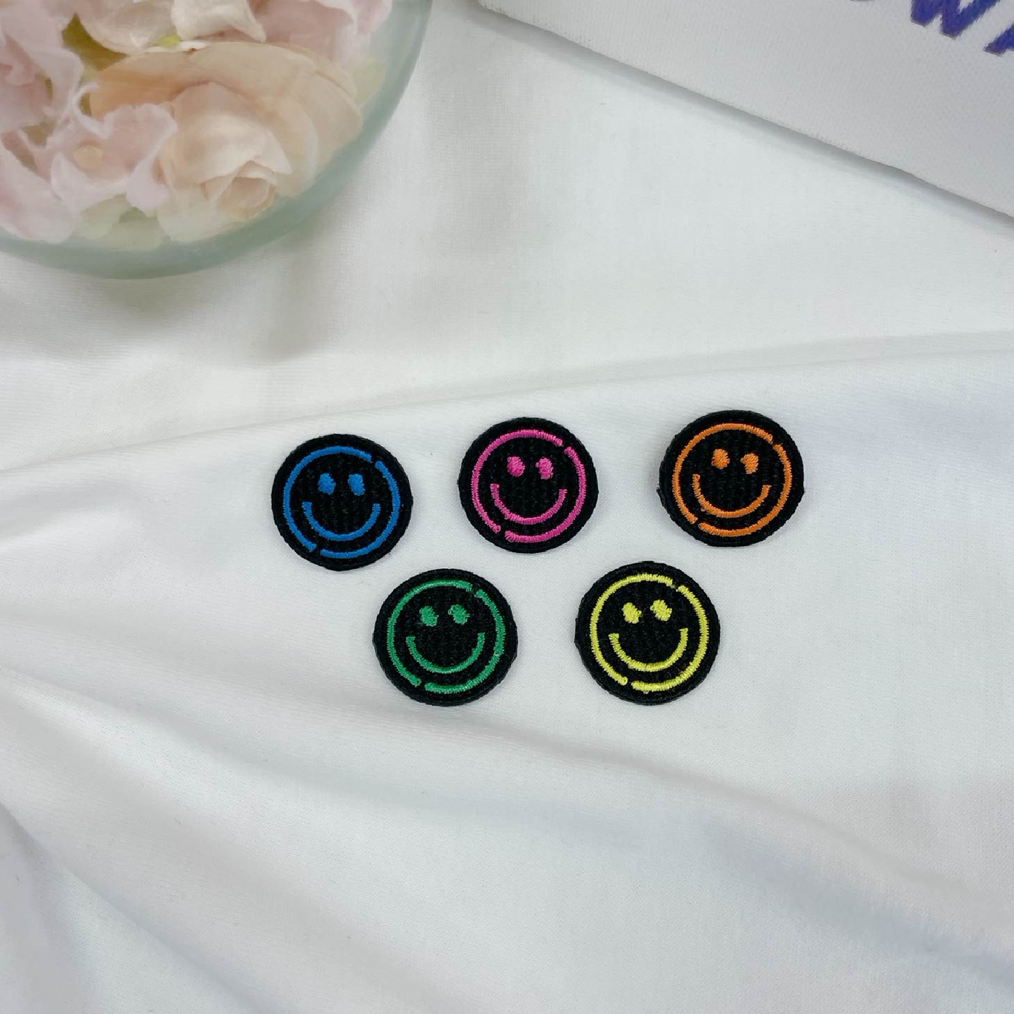 Rakuten - ワッペン アイロン スマイル ネオン 【1000円以上購入送料無】 刺繍 アップリケ ニコちゃん シンプル 可愛い かっこいい ハンドメイド 入園 入学 幼稚園 保育園 小学生 帽子 男の子 女の子 先生 大人向け