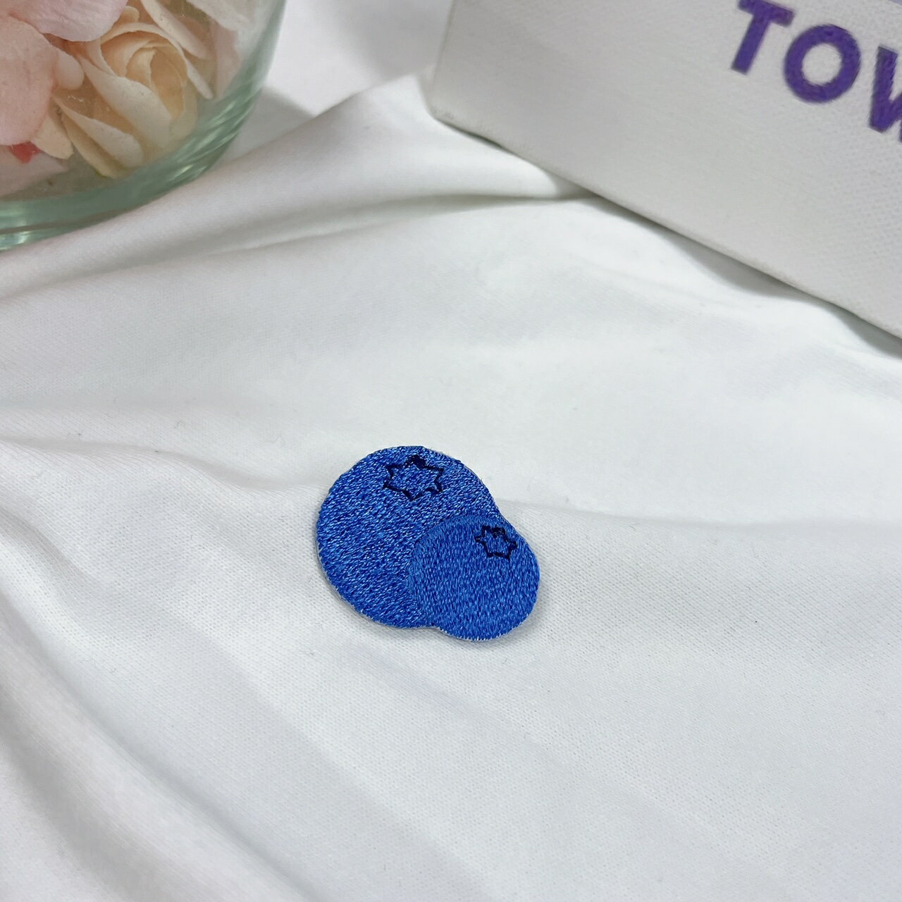 商品情報素材/材質生地：ツイル(ホワイト)糸：レーヨン100％サイズ高さ25mm×幅28mm接着タイプアイロン接着商品説明【ワッペンの生地】通称「織り生地」（おりきじ）とよばれる素材で、その名の通り、異形断面糸とよばれる特殊な糸で織りあげたワッペンの定番のベース生地になっています。【糸】1000デニールの太さがあるレーヨン糸で、ツヤが出る撚り加工を施した光沢感のある製品です。注意※モニター発色の具合により色合いが異なる場合がございます。※アイロンを使用するため、火傷には十分ご注意ください。※ナイロンやビニールなど高熱に弱い繊維、伸縮性が大きい繊維、本革製品防水加工などの特殊加工が施されている繊維、などの繊維使用へのアイロン接着はお避け下さい。※オーダー商品の場合、キャンセルや返品ができません。ブルーベリー 【1000円以上購入で送料無】 果物 フルーツ ベリー マーク 可愛い 刺繍 ワッペン アップリケ アイロン ハンドメイド 入園 入学 幼稚園 保育園 先生 大人向け フルーツシリーズ小さめサイズで使いやすい他のフルーツシリーズと揃えても可愛い！！ 自分の目印としてお友達と仲良し目印としてフルーツシリーズ 2