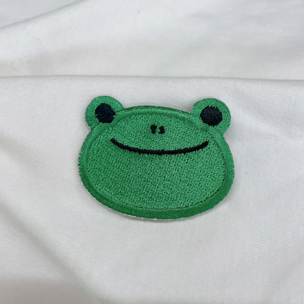 ワッペン アイロン カエル (大) 【1000円以上購入送料無】 緑 可愛い 刺繍 アップリケ ハンドメイド 入園 入学 幼稚園 保育園 小学生 ハンドメイド 男の子 女の子 大人向け 先生向け