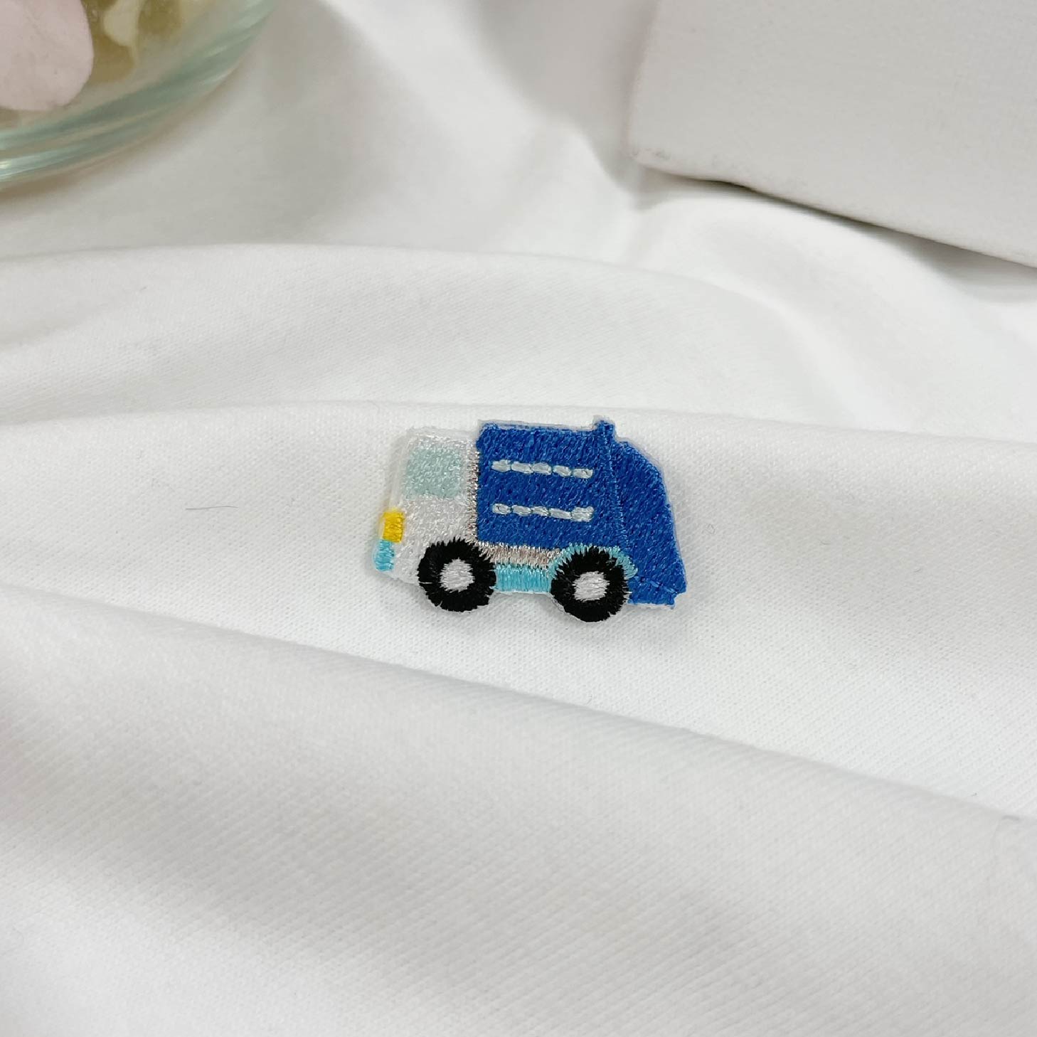 Rakuten - ゴミ収集車 ( 小 ）【 1000円以上購入で 送料無 】 働く車 収集車 くるま マーク 可愛い 刺繍 ワッペン アップリケ アイロン ハンドメイド 入園 入学 幼稚園 保育園 ハンドメイド