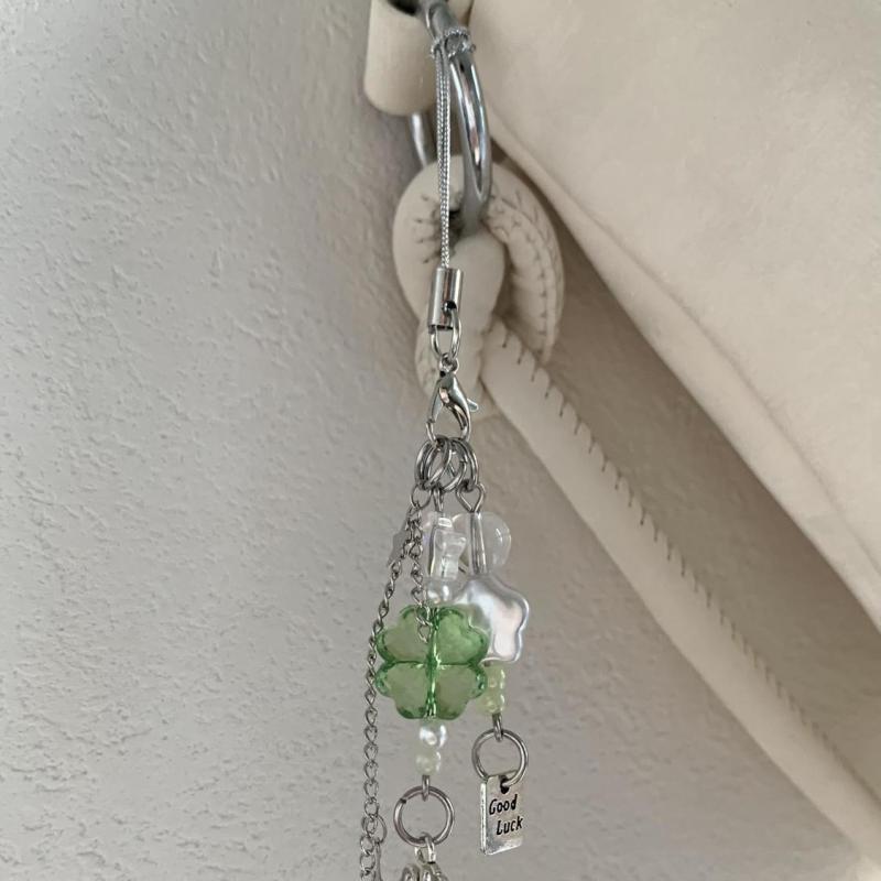 キーホルダー 四つ葉 クローバー ストラップ ビーズ バッグチャーム スマートフォン カメラ 飾り ギフト かわいい おしゃれ