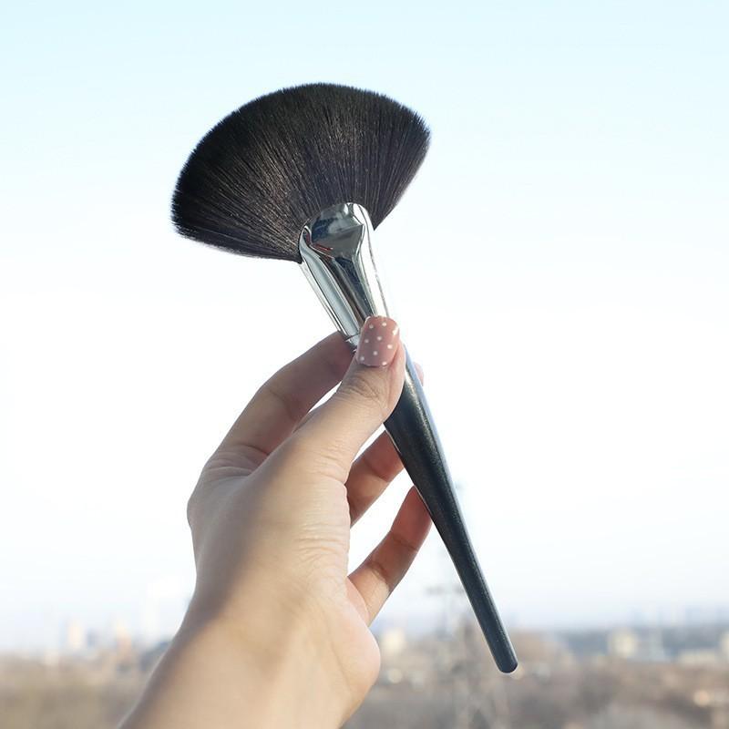 メイクブラシ レディース 扇形 フェイスブラシ パウダーブラシ 人工毛 ブラック 初心者 柔らかい(x5)
