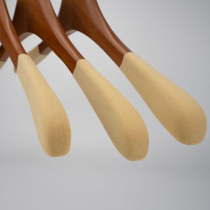 ハンガー レディース 木製 植毛 滑り止め 胡桃木 衣類収納 型崩れ防止 厚手 コート ジャケット用 ディスプレイ 店舗 アパレル(x10)