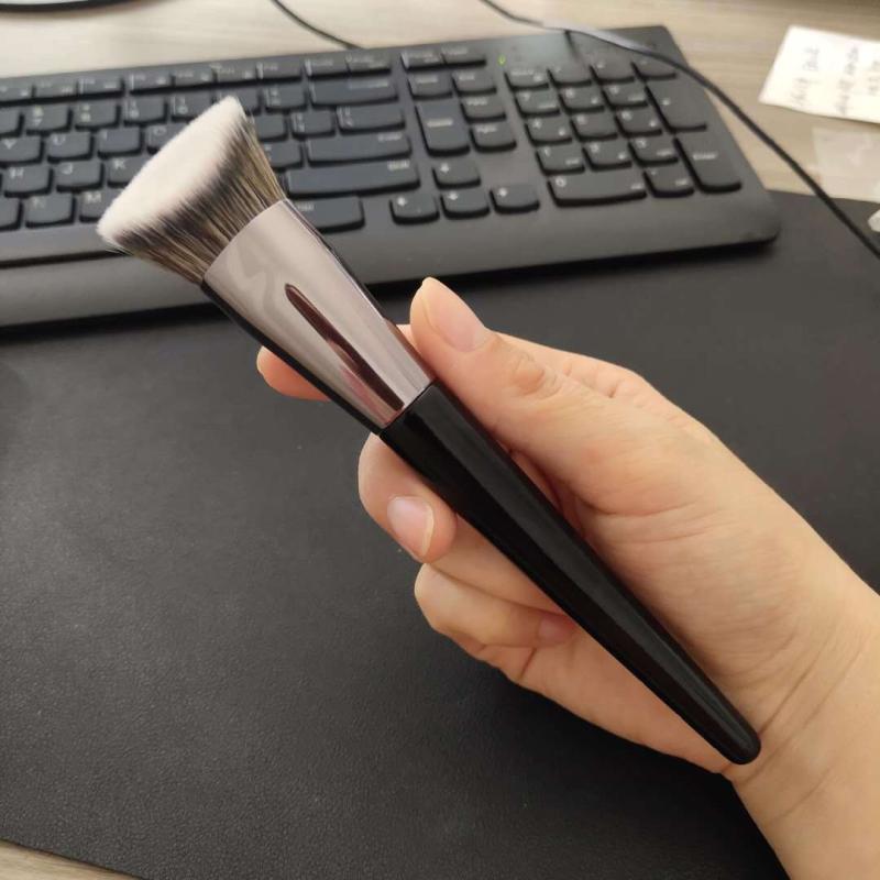 ファンデーションブラシ 無痕 フラットヘッド リキッドファンデーション 人工繊維 Fillimilli 三角形 陰影 ドンガン