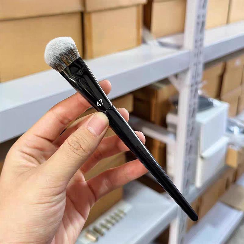 メイクブラシ チークブラシ ハイライトブラシ コンシーラーブラシ 黒 白 人工繊維 化粧道具 頬 輪郭