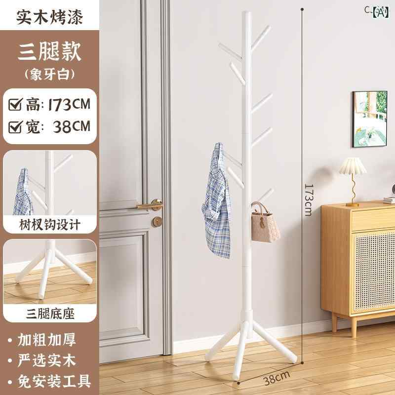 実 木の 服の ハンガーは 床に 落ちて 寝室に ハンガー 掛けます 部屋に 服 掛けます