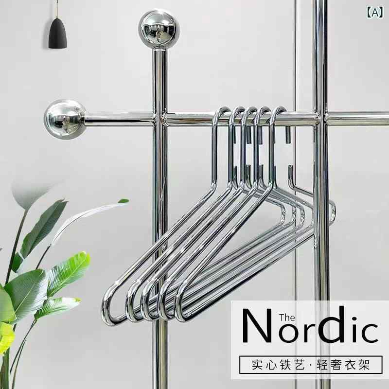 太くて 厚手 ハンガーの シルバー 金属の 襟の 服は ネット ネットの 赤 家庭の 軽い 贅沢な 服の 間で..