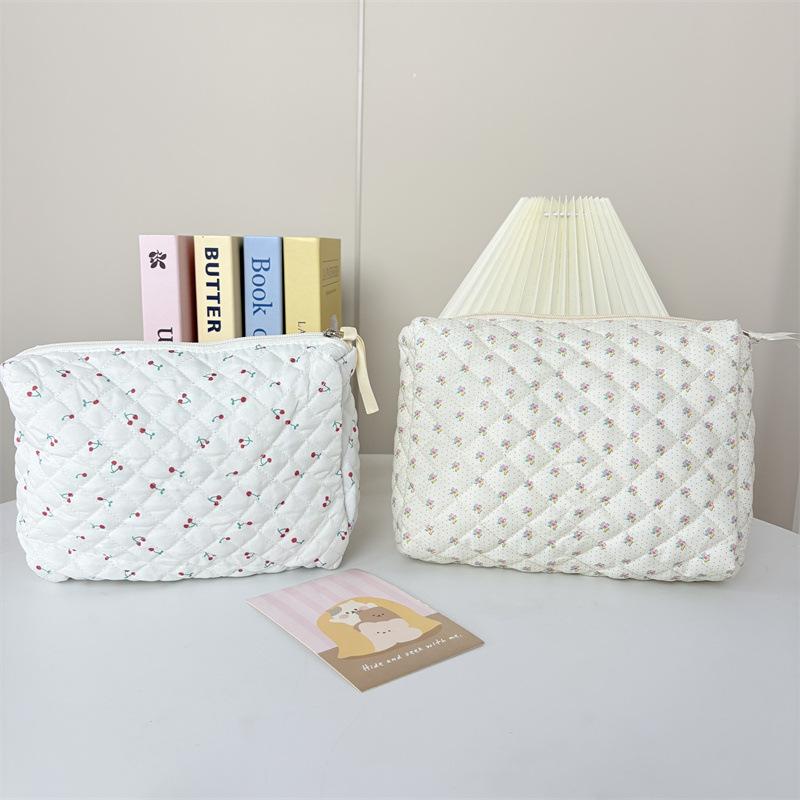 化粧ポーチ レディース 大容量 花柄 キルティング 収納バッグ 学生 かわいい 手持ち 普段使い ポリエス..