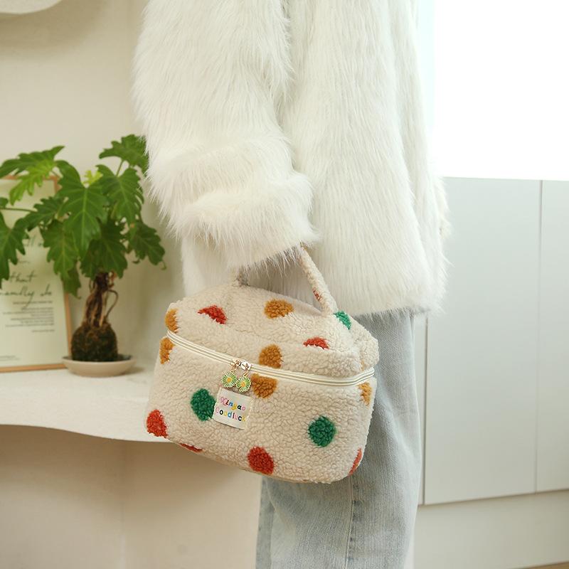 化粧ポーチ レディース 大容量 ふわふわ ドット柄 メイクポーチ 巾着 洗漱用品 収納バッグ かわいい 秋冬