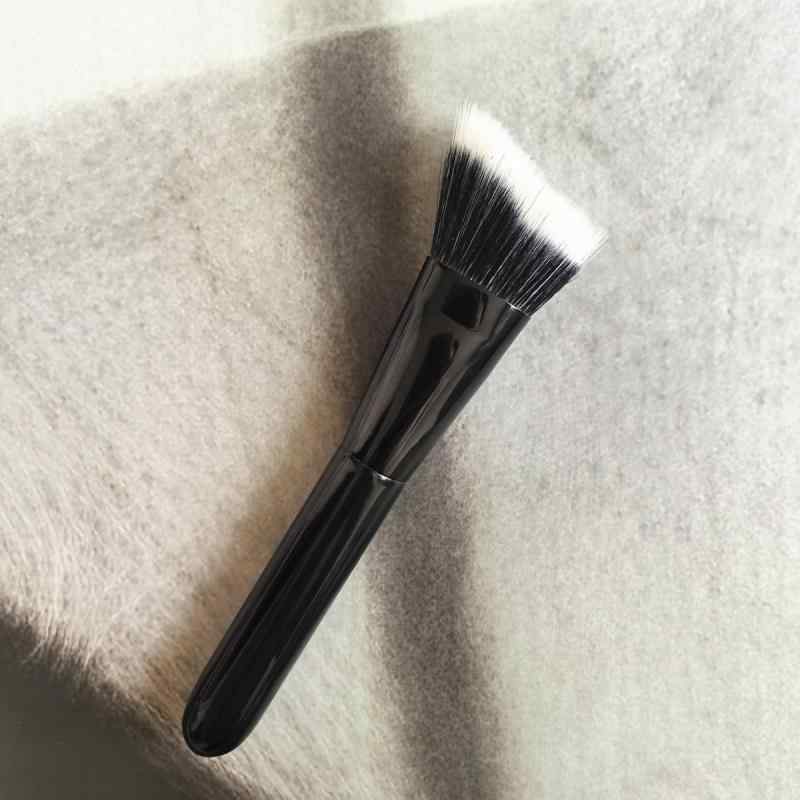 メイクブラシ フェイスブラシ 斜めカット 人工毛 シェーディングブラシ V脸 輪郭ブラシ あご 頬骨 黒 ..