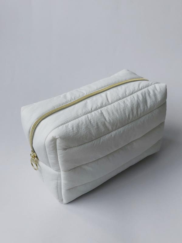 化粧ポーチ レディース 防水 大容量 ナイロン キルティング 手提げバッグ ハンドバッグ 収納 軽量 普段使い 旅行 雑貨 アイボリー ブラック カーキ(x3)