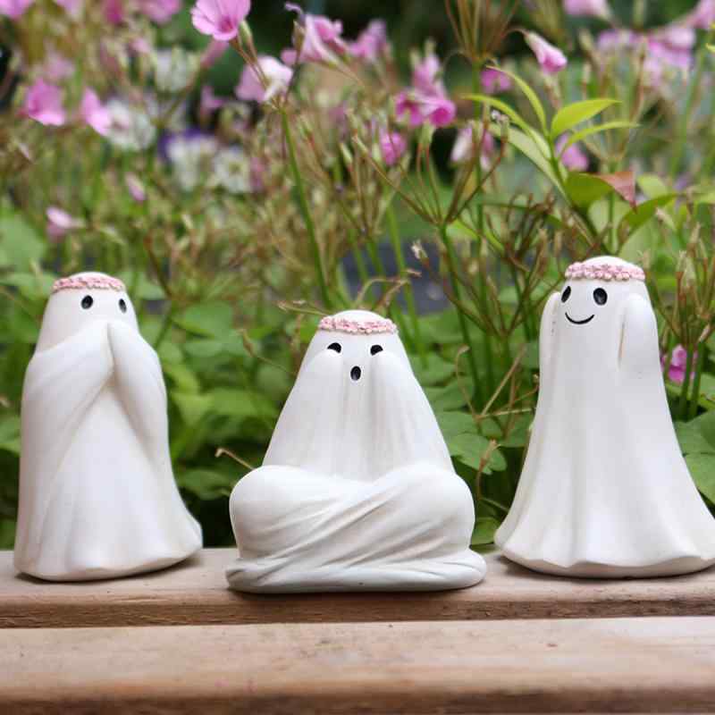 ハロウィン 飾り 置物 ゴースト かわいい 三猿モチーフ 目隠し耳隠し口隠し 花飾り付き 樹脂製 ハロウィーン クリスマス 飾り付け イベント パーティー