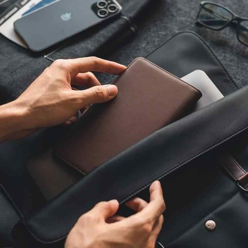 パスポートケース レディース メンズ カードケース スキミング防止 レザー 航空券 革 大容量 コーヒー色 ブラック ピンク ブラウン ネイビー レッド カーボ...