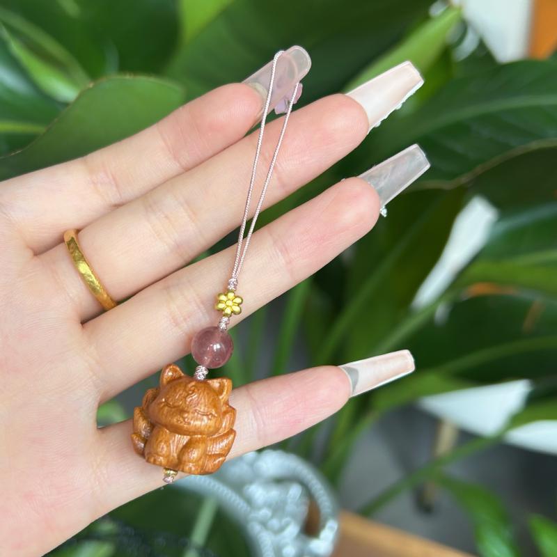 キーホルダー レディース 九尾狐 ラッキーアイテム 老山白檀 DIY 彫刻 ペンダント 鹿 アニマルモチーフ スマートフォン バッグチャーム かわいい 手編み