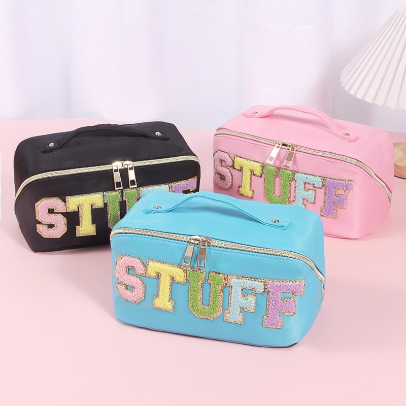 化粧ポーチ レディース 旅行用 携帯用 大容量 拡張機能付き ナイロン 刺繡 文字ロゴ さくら色 空色 黒