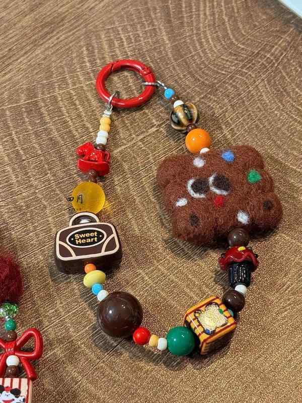 スマホストラップ レディース クッキー 羊毛フェルト ビーズ 秋冬 バッグチャーム かわいい 携帯ネックストラップ おしゃれ 紛失防止 デコレーション(x2)