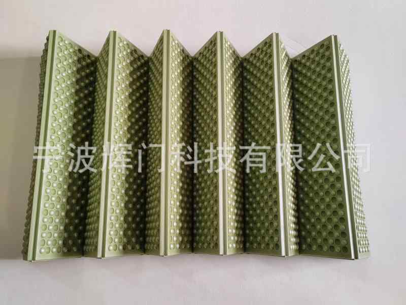 ヨガマット アウトドアマット 軽量 XPE 卵型クレーター構造 折りたたみ式 ポータブル 1人用 テントマッ..