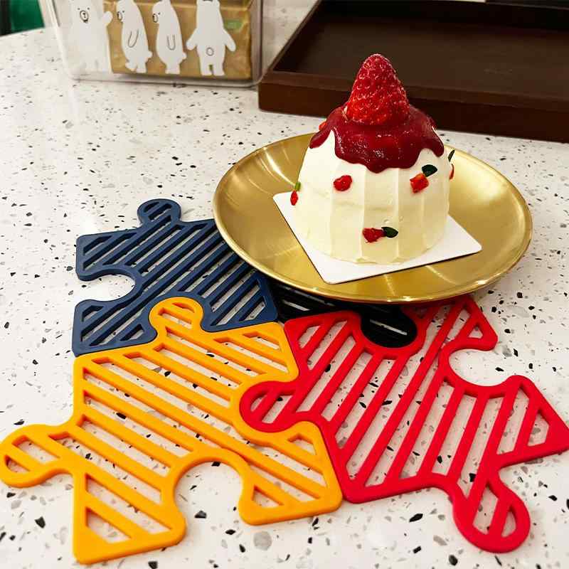 鍋敷き パズル型 シリコン 鍋つかみ 断熱パッド 滑り止め 耐熱 皿マット コースター テーブル保護 キッチン用品 オレンジ色 ブラック レッド ブルー