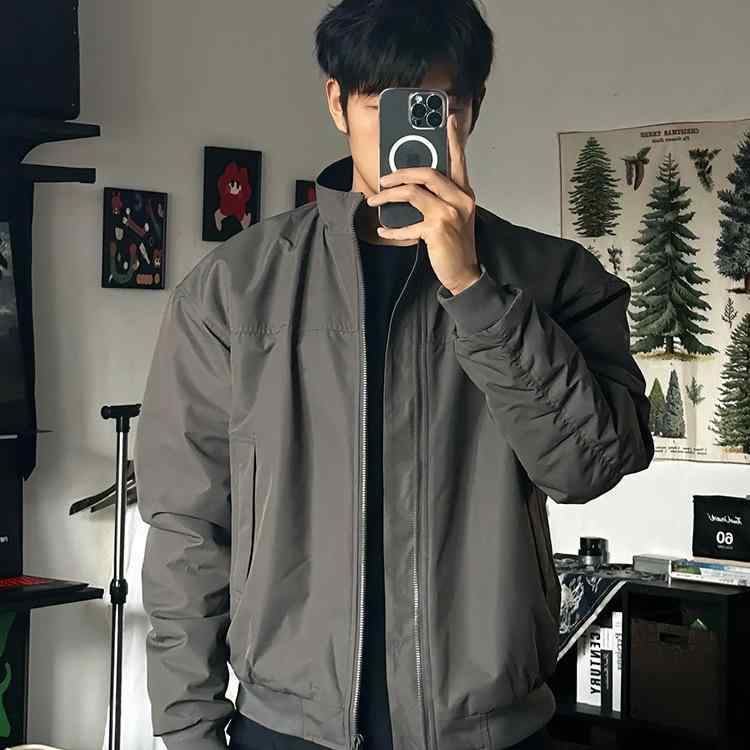 ジャケット メンズ 春秋 立襟 スタジャン 野球服 ショート丈 防風 撥水 カジュアル アウター ブラック グレー・製品カテゴリ: ジャケット・スタイル: レトロ・ネックライン: スタンドカラー・フィット: ゆったり・フロント: ジッパー・フード: 無し・厚さ: 普通・柄: 無地・対象シーズン: 春、秋・対象者: ティーン・生地: 化学繊維混紡・主な生地成分: ポリエステル・生地成分含有量: 100%・裏地: ポリエステル・裏地成分含有量: 100%・適用シーン: デイリー・ディテール: ワッペン・裾: ストレート・着丈: レギュラー・ポケット: 立体パッチ・着用方法: アウター・袖丈: 長袖・カラー: ブラック, グレー・サイズ: M, L, XL, XXL・袖タイプ: レギュラー袖・対象年齢: 成人・対象性別: 男性