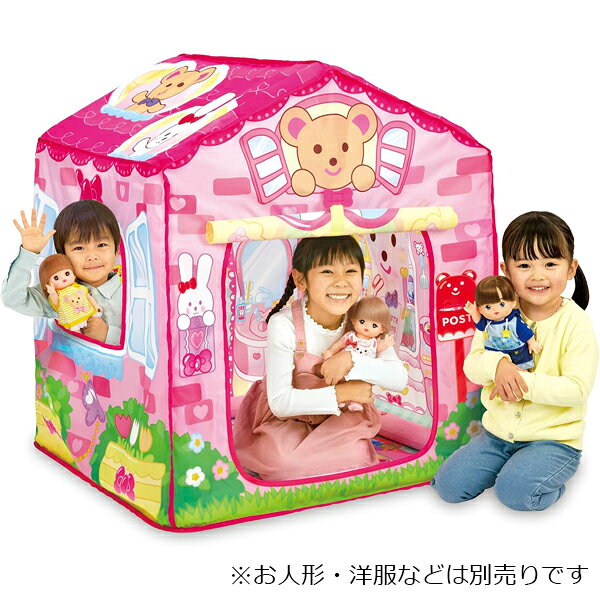 メルちゃんといっしょに広いおうちにはいってお世話しましょ！ ビニール製の柱に家庭用の空気入れで空気をいれるだけでおうちが建ちます。空気を抜くとコンパクトになり、お片付けもばっちり！ 冷蔵庫やおふとん、トイレ、ポストなどおうちの中には仕掛けがいっぱい。 お部屋の内装デザインは、別売りの家具パーツも並べて遊べるようになっています。 WEBダウンロードパーツで食べ物やお手紙をつくって遊べます。 ※お人形、洋服等は別売りです。 セット内容 ハウス本体（布・柱）【ハウスサイズ：約 幅85cm/奥行83cm/高さ98cm】、たべものパーツ（バナナ・さかな）、収納バッグ、取扱説明書 発売日：2026年7月下旬 パッケージサイズ：310×375×140mm 使用電池：不要 対象年齢：3歳以上 メーカー：パイロット 種類：おもちゃ・玩具