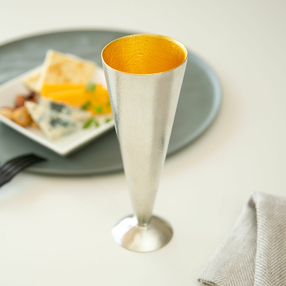 【袋あり】＜ふるまいや　富山駅店＞能作 シャンパングラス - 金箔 - S【敬老の日 贈り物 北陸 富山 すず お土産 工芸品 お取り寄せ 御挨拶 ギフト 贈答 のし可】