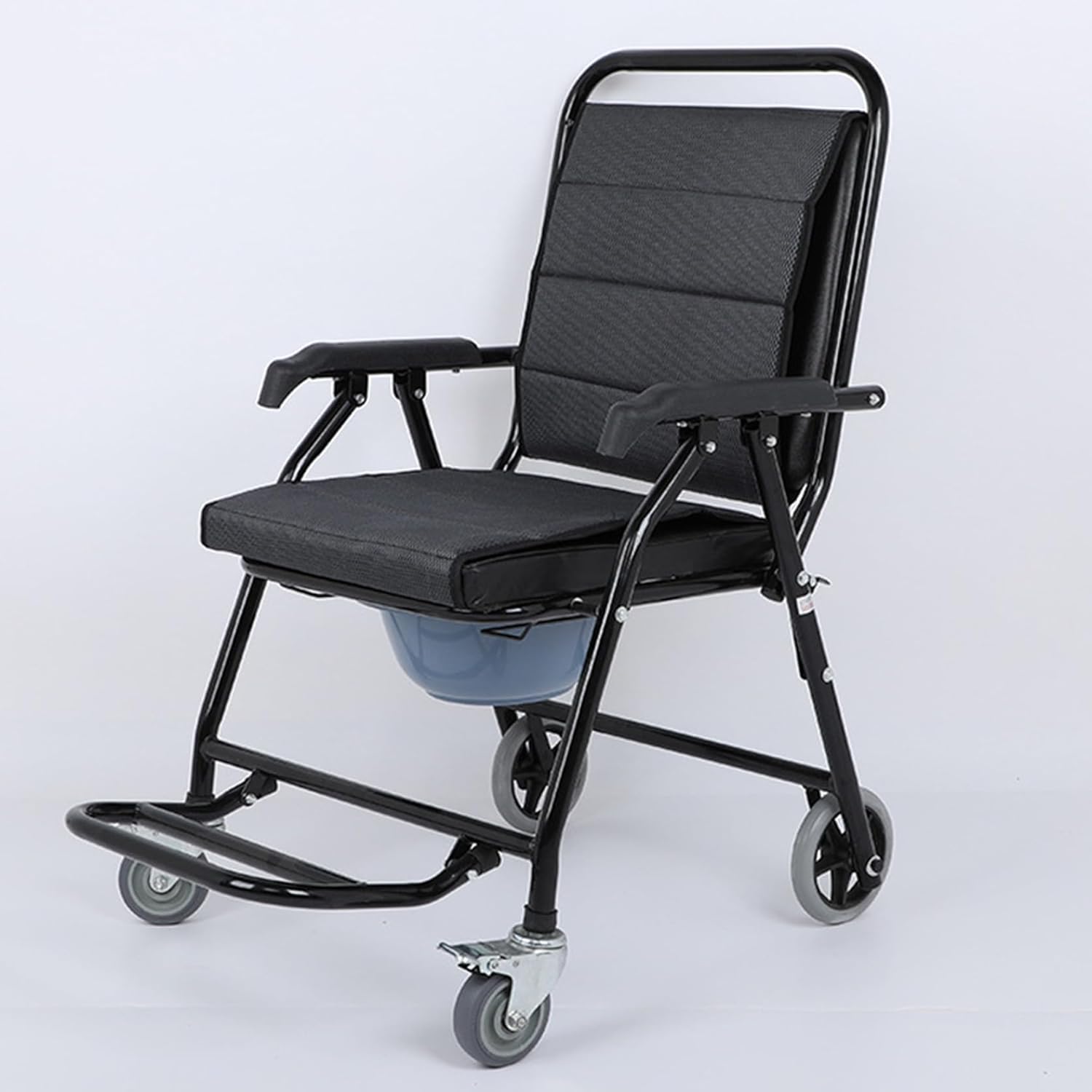 　　　 -------商品詳細------- 【商品詳細】 サイズ：(約)幅56×奥行79×高さ92cm；耐荷重：約150；※詳しいサイズ情報について、画像を参考にお願いします。 【すぐに使える折りたたみ式】 軽量なので、持ち運びもラクラク♪ 使わないときは折りたたんでコンパクトになるので、収納にも場所を取りません。 【使いやすい】 便器は前方からスライドさせて取り出すか、便座クッションを開いて上から持ち上げて取り出すことができます。バケツの蓋も付きますので、お匂い漏れも防止可能です。 【便利性】：シートは防水で完全にパッドが入っており、掃除が簡単でシャワー時間を長くできるビニール素材で作られています。取り外し可能なバケットと蓋が付属しています。元のバケツを外して車椅子をトイレに移動し、シートクッションをトイレの上に置いてトイレを使用することもできます。これにより、バケツを掃除する手間を省くことができます。 【適用】：洗い場に腰をおろすのが困難なご高齢者、障がい者の方など身体を洗う際に姿勢を保つのが困難なご高齢者、障がい者の方など。屋外にも室内にも最適なアルミニウム合金製の入浴用車いす。移乗の際邪魔にならず、介護がラクになります。高齢者、障害を持つ人々と回復人のために便利性を提供するなど、特別養護老人ホーム、シニアマンション、バスルーム、トイレ、シャワー室、病院、家族のために理想的です。説明 ★多機能：便器トイレ椅子は、組み込まれたバケツまたはトイレで使用することに加え、避難の際にも使用できます。または身体の不自由な方のシャワーで使用することもできます。車輪付きのシャワーチェアのおかげで、これらの作業は使用者と補助者とともに簡単になります。 ★ブレーキシステム：便器トイレ椅子には前輪と後輪にブレーキシステムがあり、最大限の安全性とグリップを保証します。方向転換可能なホイールは椅子を簡単に移動できるように設計されており、安定性と安全性を提供します。 ★ こんな方に推奨: 身体の不自由な方。病院、高齢者向け施設での使用はもちろん、家庭内での個人使用にも最適です。使用者の最大体重：150kg。 ★人間工学に基づいて設計されたシートプレート、密閉性が高いので、臭い漏れも気になりません。お風呂での立ち座りがつらいお年寄り、ご高齢の方しっかり座れる背付き。 ★生活のあらゆる場面で使用できる入浴用車いすです。小回りがきく省スペースタイプ、トイレと浴 室両方で使えます。 【注意事項】 ※測る位置によって、本体サイズの誤差が生じる場合がございます。ご了承下さい。 ※掲載の商品画像と実際の色は、室内、室外での撮影の状況、モニターの表示等により若干異なる場合がありますので、ご了承くださいませ。実際の商品を参照してください。