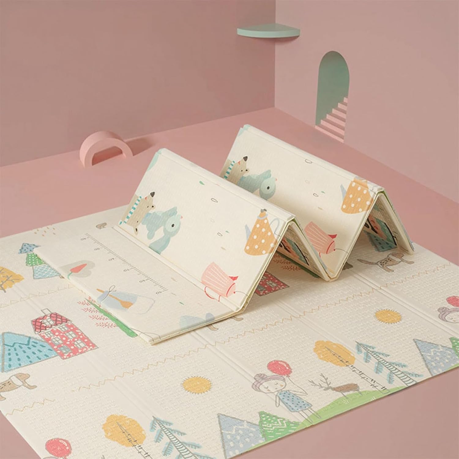 　　　 -------商品詳細------- ?安全無毒無味：このベビーパッドは安全で無毒無味のXPE素材で作られる。無毒無臭、赤ちゃんに優しいです。表面が滑らかで防水なので、赤ちゃんの肌に優しくて清潔も簡単です。 ?防衝撃・防音・防汚： 高密度フォームを使用するため、お子様にクロールや歩行の保護を提供し、強い衝撃も一瞬で吸収できる。ベビーマット上走ったりジャンプしたりしても、周囲や階下に音が響きません。お手入れも簡単です。水で濡れた布だけで、ベビーマット表面の液体や汚れなどサッと拭き取れます。 ?折り畳み式・両面使用可：軽量化された素材を採用して、持ち運びが容易で片付けやすい。女性は1人10秒内で折りたたむことができる。 ?幅広い用途を有し：ゲームクロールマットは、幅広い用途を有し、リビングルームおよびベッドルームでゲームマットおよび寝具マットとして使用することができる。また、ピクニックに行くときにピクニックマットとして使用することもできます。あなたが浜辺に行くとき、あなたは赤ちゃんが直接砂に触れるのを防ぐために、それをクロールマットとして使うこともできます。 undefined説明 ★素材：XPE素材 折り畳み式　両面使用可能　撥水　防油　防小便　収納便利　拭ける マットの上での暖房器具の使用、及び床暖房の使用は避けて下さい。 重量物を載せますと、マットが凹み変形する恐れがあります。 開封時、マットに生産上カットする際に生じた粉末が付着している場合がございます。身体に害はございませんが、一度綺麗に水拭きしてからご利用下さい。素材特有のにおいがあります。気になる場合は、風通しのよい場所で1、2日、陰干ししてください。 照明具合等により、実際の商品と多少お色味が異なる場合がございます。 サイズが表示より多少（1〜3cm）の誤差が生じる場合がございます。ご了承ください。