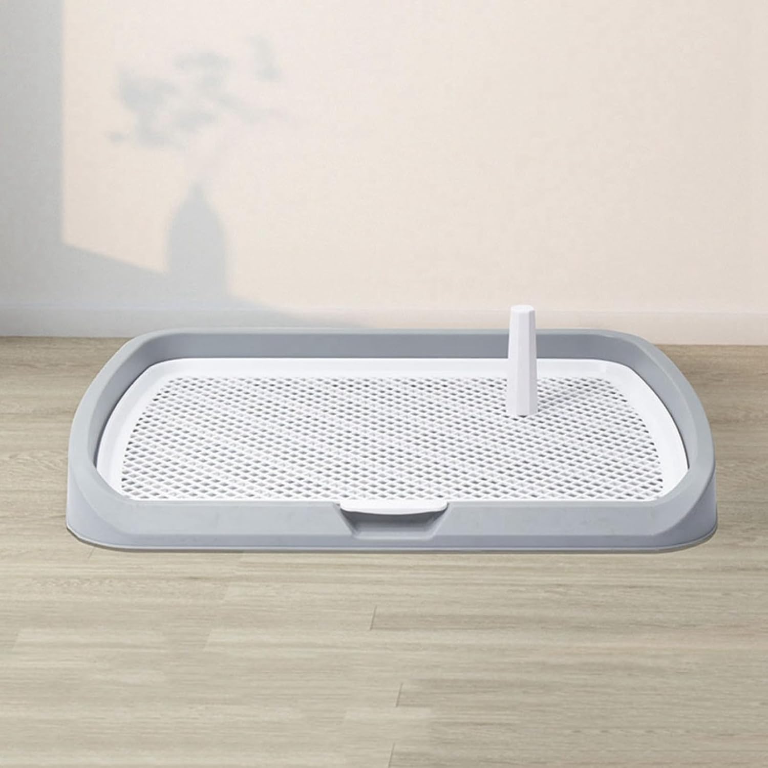 　　　 ◆◇◆売れている秘密◆◇◆ 【トレーニングに最適なトイレ】：トイレを覚えやすい囲い付きタイプのペットトイレ。ふちが高いのでおしっこの飛び散り防止にも効果的。屋外屋内でも適用！ 【メッシュ付き】お手入れが簡単で、使いやすいデザインとハニカムメッシュを採用しました。グリッドは簡単に取り外すことができるので、掃除やおむつの交換にとても便利です。 メッシュ構造により、犬がおむつを噛むのを防ぐことができます。 【強い荷重力】強化されたフェンスと強力な耐荷重で、大型犬が乗っても崩れることはありません。拡大した大空間は犬がぐるぐる回る天性を満足できてしつけの成功率を高めます。 【適用シーンとオブジェクト】リビングルーム、公園、庭園に適しており、屋内、パティオ、バルコニー、玄関などで便利に使えます！小さなペット犬・猫・うさぎ・小動物がトイレに行くのを助けるのに最適な場所です。 【幅広い用途】:犬用子犬用おしっこパッドホルダーパンは、自宅、オフィス、バスルームなどで子犬や小型犬に最適です。 　　　◆◇◆注意事項◆◇◆ご覧のモニターの環境、撮影環境により実物と色味が異なって見える場合がございます。湿った状態で他のものと擦り合わせると色が移る恐れがあります。濃色品の洗濯時は、白色、淡色と分けて洗ってください。説明 犬トイレ 大型犬トイレ トレイトレー ワイド 犬用 マーキングポール レギュラー フチ付き トレーニング しつけ メッシュ しつけ用 犬トイレボックス屋内/屋外 中型犬 小型犬 L-60x50x6.5cm