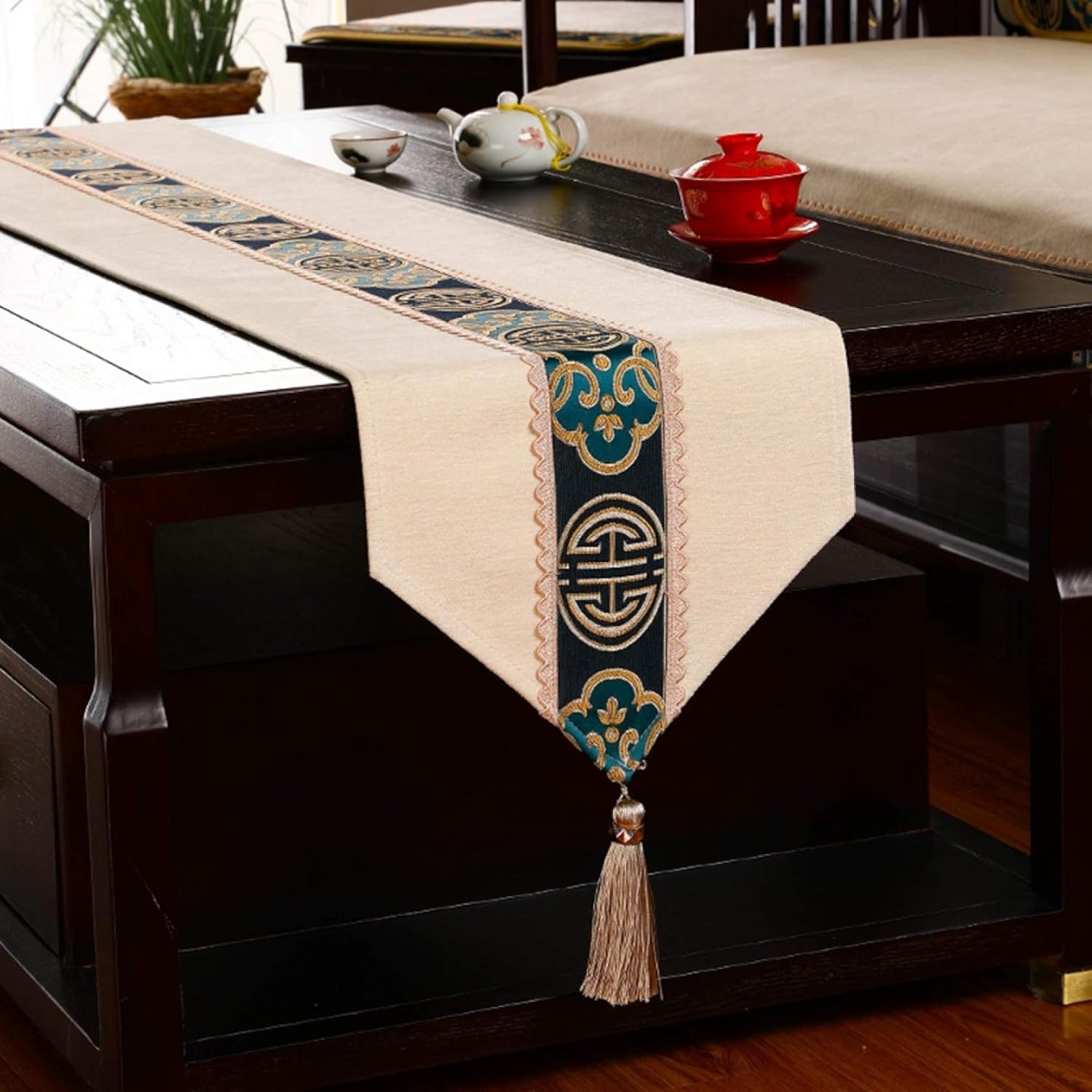　　　 ◆◇◆売れている秘密◆◇◆ いつもの食卓をワンランク上に格上げしてくれるテーブルランナーです。 高品質の生地で丁寧に作られ、多機能を持ち合わせるのはもちろん、手触りもいいし、あなたにリラックスした触感を与えます。 食卓の上に敷いて、インテリア小物なんか置いてみてお洒落な部屋になります。そして、テレビ台及び整理棚用でしたので汚れは心配ありません。 定期的に替えてお部屋の雰囲気を替えて みてはいかがでしょうか。ギフト、プレゼ ントにも最適です。 手洗いをお薦めます。 30度以下のお湯で手洗い可能です、洗うとき、長時間水に浸漬しないでください。 　　　◆◇◆注意事項◆◇◆ご覧のモニターの環境、撮影環境により実物と色味が異なって見える場合がございます。湿った状態で他のものと擦り合わせると色が移る恐れがあります。濃色品の洗濯時は、白色、淡色と分けて洗ってください。説明 デザイン：タッセル付きで、シンプルで、柔らかくて、落ち着いた色がお部屋の雰囲気に合わせやすいです。 良い雰囲気：この北欧食卓ランナーを置くだけで、ロマンチック感が生まれます。 存在感はありますが、お部屋のインテリアにぴったりです。 イベント感を一気に盛り上げる。 いつもの食卓に上品な雰囲気をプラス。 洗濯：汚れる場合は手で洗われることができるか、穏やかに機械洗浄されることができる。洗濯後直ちに干して、低温のアイロンを使用しても結構です。 適用場所：ホテル、宴会、展示会、披露宴、パーティーなどのテーブルのデコレーションにお勧めです。色々な場面で使えます。 豊かなサイズ展開で、是非お好きなサイズを選べるでしょう。