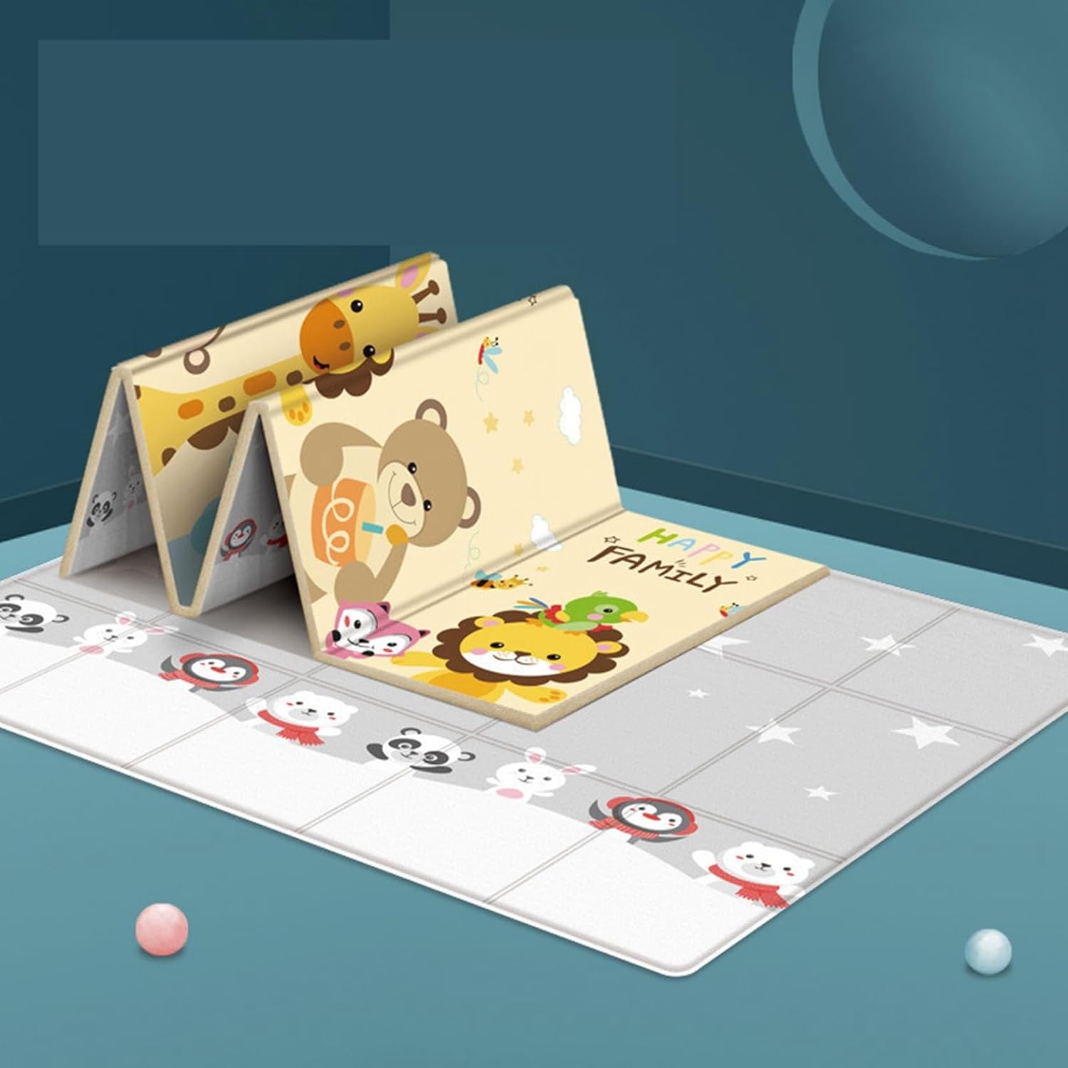 　　　 -------商品詳細------- 【スッキリコンパクトに折りたためるプレイマット】広げるとダブルベッドほどのサイズになる大判プレイマット。大判なのに軽量なので、広げたり、片付けたり、持ち運びもラクラクです。クッション性が高く衝撃を吸収するため、小さなお子様の遊びスペースにも安心してご使用いただけます。ビニールプールの下に敷いてクッションマットとしても使えます！ 【衝撃吸収・滑り止めXPE素材を採用して、衝撃吸収に富んでいます。万が一転んでも衝撃をしっかり吸収します。マットの表面には凹凸加工が施され、滑りにくくなっています。立体加工の表面は、お子様の小さな手先の運動能力の発達も助けます。 【防水、手入れ簡単】 プレイマットの表面は、水や汚れをはじくPU防水レザーを採用。食べ物や飲み物をこぼしてしまっても、サッとひと拭きでキレイな状態をキープできます。お手入れも簡単なので、いつも清潔にお使いいただけます。 【多用途リビングでのお昼寝スペース、オムツ替えマット、ベビープレイマット、プレイジム、クッションマット、ラグマット、体操マット、トレーニングマット等、様々な用途でご使用いただけます。自宅、旅行、ピクニック、ビーチ、公園、保育園、ヨガマット、ジム、新生児室、寝室、リビングルーム、幼稚園などに最適です。 【お洒落かわいいアニメ】動物表面と裏面の絵には、多様な動物のパターンがお子様にさまざまな動物を教え、赤ちゃんの視力発達や知力発達を刺激に役に立っています。赤ちゃんがクロールするのに最適なオプションです。説明 ■【様々なシーンにおすすめです！】 ★子どもの目に優しい色付けで、簡単に身長を測定することができます。お子様の成長記録、記念撮影の背景としてもぴったりでかわいいラグマット。 ★赤ちゃんから小学生まで幅広く使える可愛いプレイマット。小学生に上がったらラグとしてもお使いいただけます。子供が大好きなプレゼント・出産祝い・誕生日ギフトなどに最適！ ★プレイマットの特殊な素材が音をしっかり吸収。走ったり、ジャンプしたりしても、周囲や下の階に音が響きません。元気なお子様も思いっきり遊べてリフレッシュ！騒音を大幅軽減 ★夏も冬も大活躍！床からの冷気もシャットアウトできるので、冷え防止としてもお使い頂けます。床暖房もOKなので冬のおうち遊びにぴったりです。 ■【メリット】 ?置きたい場所に合わせて大きさを調整することができ！ ?マットを1枚敷くだけで、日常の中の小さい傷や汚れから大切な床を守り！ ?清掃簡単・繰り返し使用でき；洗濯機で丸洗い、汚れたらサッと洗っていつでも清潔！ ?長い梅雨の日でも大雪の日の中でもフロア汚れを最小限に抑えます ?カーペット表面の凸凹が屋内に持ち込みたくないホコリ汚れや水などをしっかり捕らえ、吸収 ?吸音性が高い、様々なところに適しています ?滑り止めに優れ、安全に使えます ■【ご注意】 ?素材特有の匂いがある場合がございます。そのままに開けて、（2-5日）しばらく後自然に匂いがなくなります！ ?安心サービス：万が一商品が問題あるなら、すぐにご連絡ください, 必ず満足できるアフターサービスを提供いたします。