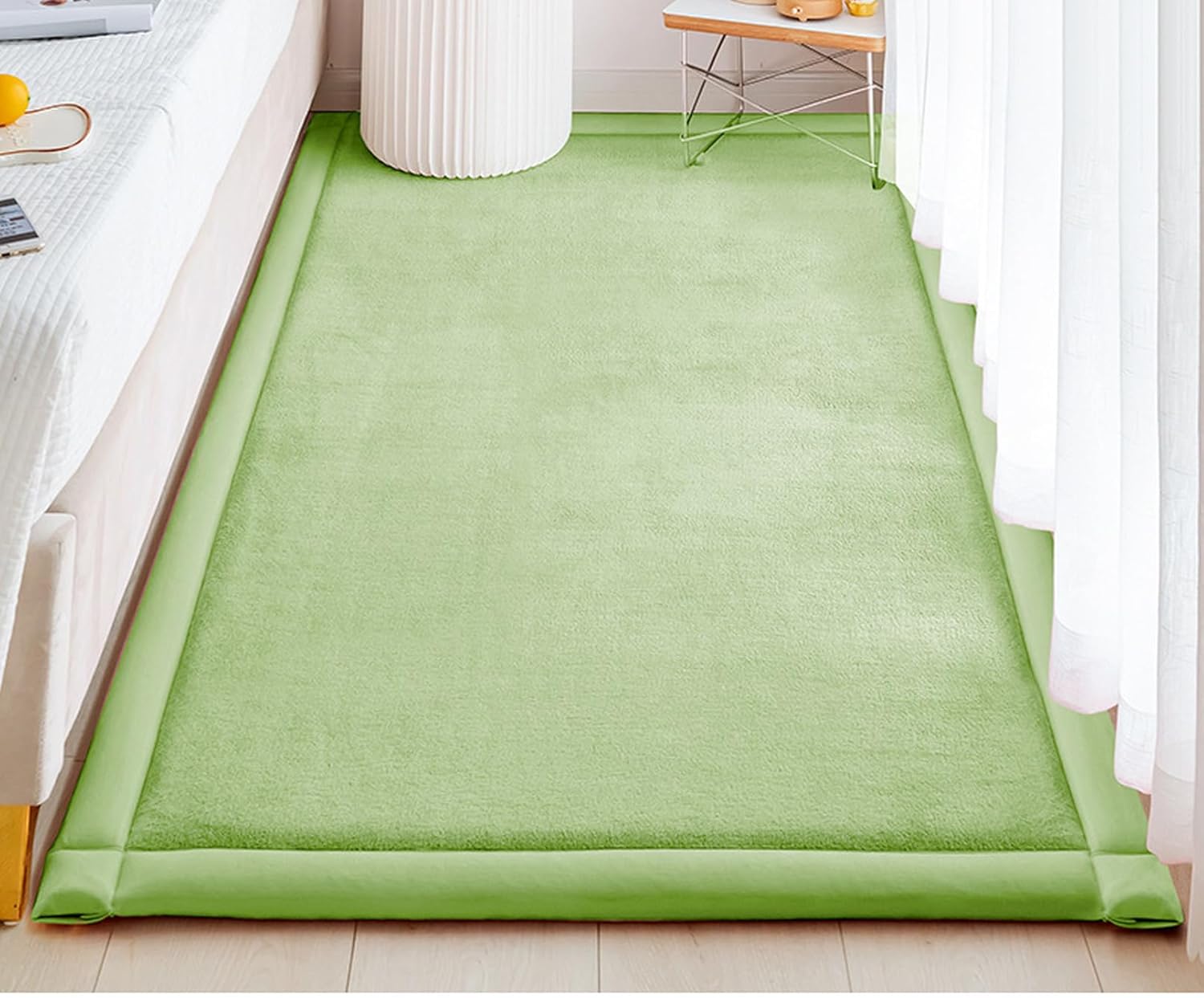 ベッドサイドラグ 厚さ2cm プレイマット 子供部屋マット 夏用 折畳み 遮音 転倒防止 ゲームパッド 敷物 60*120cm キズ防止 防ダニ 北欧風 小学校 新生活 冷房対策 洗える ホットカーペ