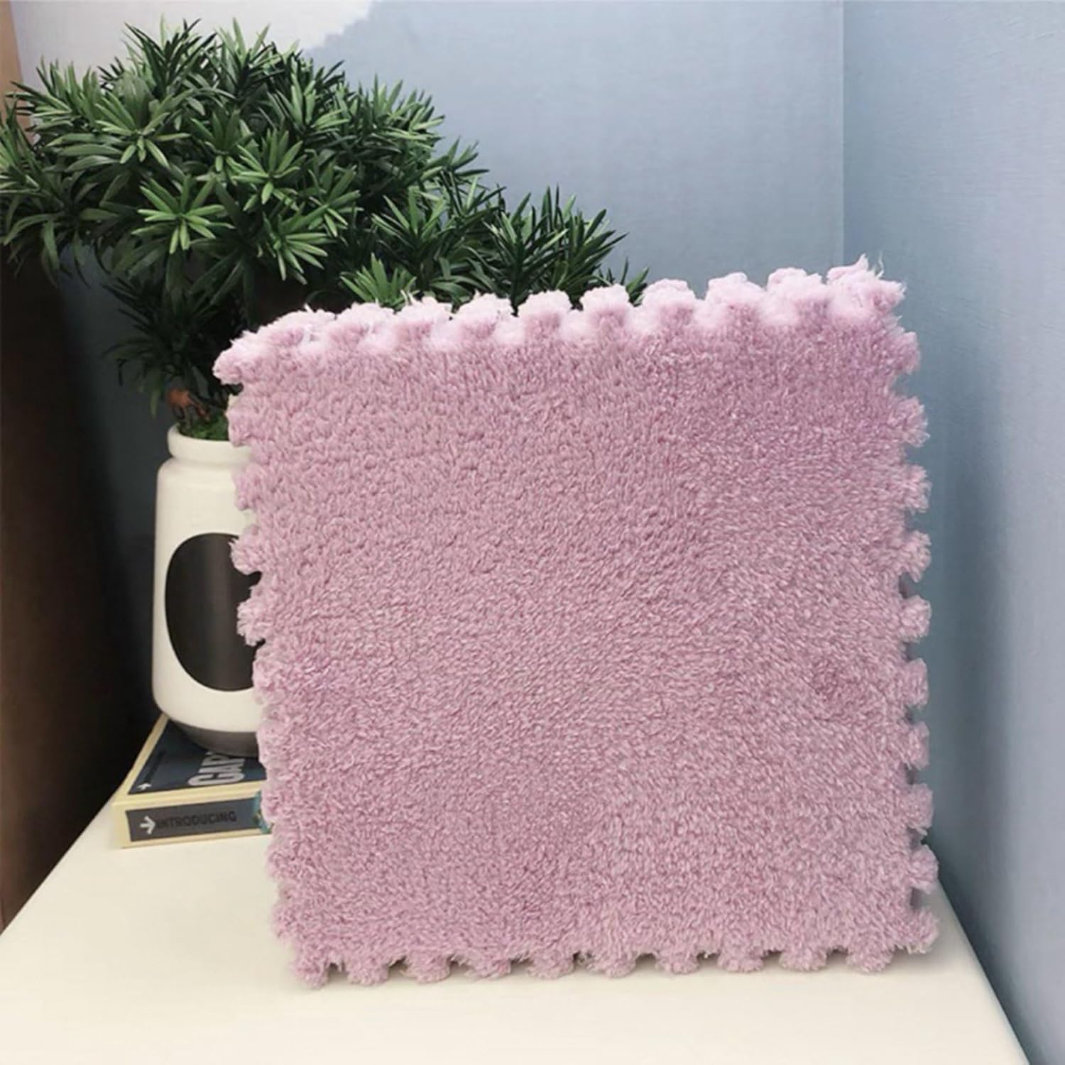 　　　 -------商品詳細------- 【赤ちゃん用】暖かくて柔らかいぬいぐるみ、厚みのある滑り止めを追加するファッショナブルで多用途な方法で、赤ちゃんの転倒を効果的に防ぎ、赤ちゃんがハイハイや楽しく遊べるようにします。 【柔らかいマット】ふんわりしたシャギー敷物、手触りが柔軟で弾力性抜群、柔らかいタッチのラグマットです。きめ細かい繊維が突起しており、手触りが柔軟で弾力。 【自由に組み合わせ】お好みの形に合わせてカットできる！カッターやハサミで自由にカットできるので、お部屋の柱や家具の角などに合わせて、ぴったり数き詰めることができます。 組み合わせ次第で自分だけのマットに! 保育園、こども部屋、リビング、居間、台所、洗面所脱衣所にもOK！汚してしまっても、汚れたところだけ取り外して水洗いが出来るのでとっても便利！ペットを室内で飼われているお家にもおすすめです。 【柔らかく安全】柔らかく安全で足元が快適なサンゴフリース製で、脱落がなく、掃除とメンテナンスが簡単で、広い範囲をカバーします。 【用途】ベッドの周りに置いて、転倒を防止し、横になって寝ることができ、家庭用の厚みのあるコーヒーテーブルの敷物としても使用できます。説明 ■【様々なシーンにおすすめです！】 ?夏はエアコンによる冷え過ぎをカバーし、冬はホットカーペット・床暖房対応、梅雨時に問題なく使用しています。オールシーズンで使えます ?ベッドの辺、玄関、和室や客間、リビング、ダイニングなどの人が集まる空間や、寝室、書斎、プライベートルームといった落ち着きを演出する空間など、どのお部屋にもぴったりです。 ?いぐさラグはひんやりと冷たい涼感ラグとして使用することができます。そのため、夏用ラグとして使うことができます。夏ラグとして自然なお部屋づくりをすることもでき、 ?フローリングに敷くことで、洋室の中に和室を作ることもできます。和モダンな雰囲気も作ることができます。リビングや客室のような、和風テイストをお部屋に取り入れたい場合にオススメの商品です。 ■【メリット】 ?置きたい場所に合わせて大きさを調整することができ！ ?マットを1枚敷くだけで、日常の中の小さい傷や汚れから大切な床を守り！ ?清掃簡単・繰り返し使用でき；洗濯機で丸洗い、汚れたらサッと洗っていつでも清潔！ ?長い梅雨の日でも大雪の日の中でもフロア汚れを最小限に抑えます ?カーペット表面の凸凹が屋内に持ち込みたくないホコリ汚れや水などをしっかり捕らえ、吸収 ?吸音性が高い、様々なところに適しています ?滑り止めに優れ、安全に使えます ■【ご注意】 ?素材特有の匂いがある場合がございます。そのままに開けて、（2-5日）しばらく後自然に匂いがなくなります！ ?安心サービス：万が一商品が問題あるなら、すぐにご連絡ください, 必ず満足できるアフターサービスを提供いたします。