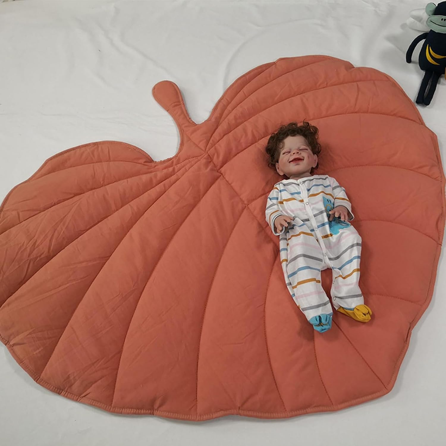 葉型 ベビーマット 長座布団 キッズラグ おごろ寝 布団 プレイマット 出窓クッション かわいい 防音 転倒防止 敷物 柔らかい 遊び ピンク 防湿 床保護 北欧風 小学校 新生活 冷房対策 掃除しや