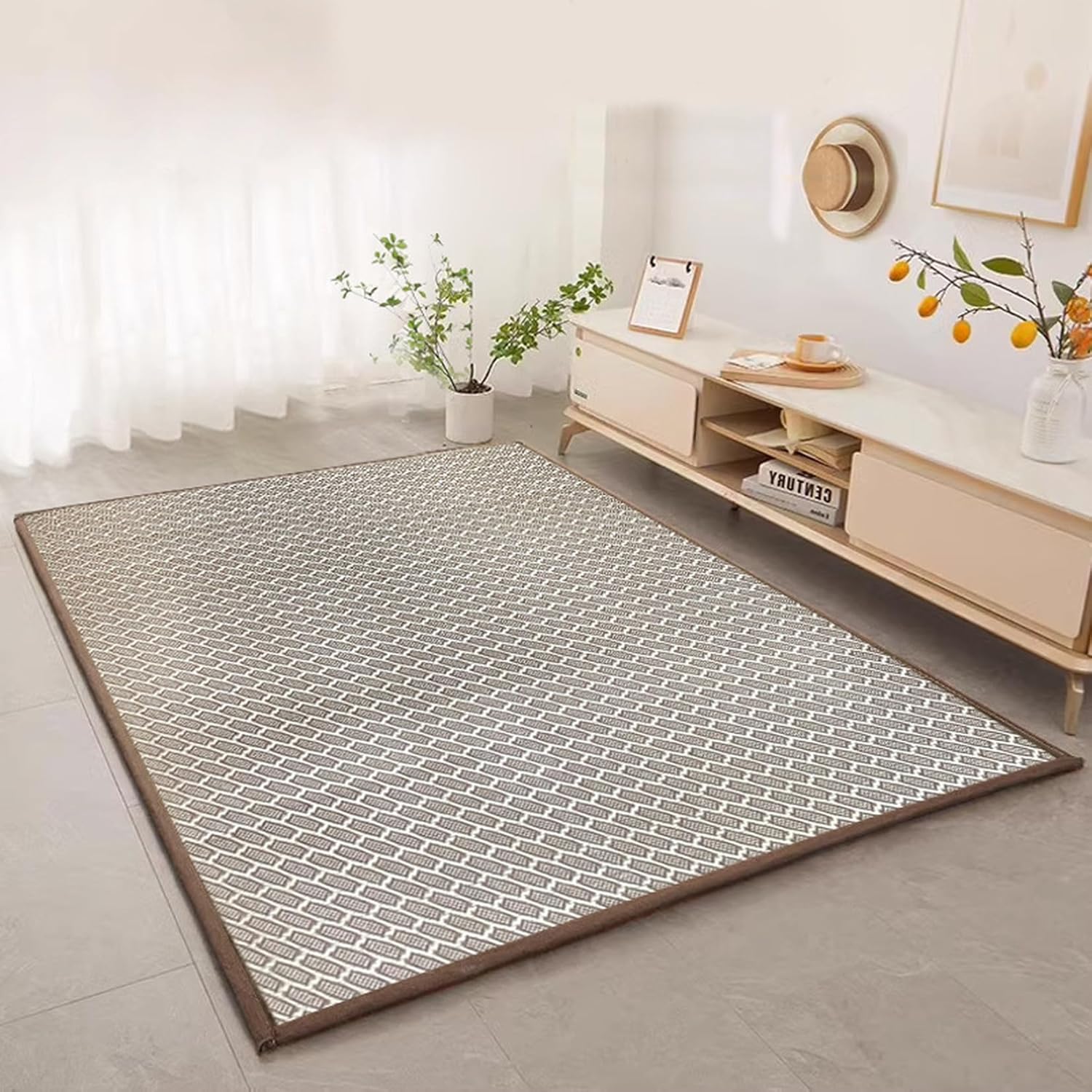 　　　 -------商品詳細------- 【消臭作用】イ草の上で寝汗をかいても、イ草は汗の臭い成分を分解するので臭くなりません。また、その他にも様々な悪臭の原因となる物質を吸着することもわかりました。 【優れる耐久性】カーペットが色褪せなし、毛抜けなし、速乾性、吸水性に優れ、通気性も良いことから夏でもさらさら感を失いません。フロアマット遊毛もほぼないです！長くお使え頂くためのこだわり、縁のヘム加工が施されており、耐久性・耐損耗性が優れています。 【防音効果】ものを落とした時や、スリッパで上を歩いても防音に効き目がありますので階下への響きは全然違なくて、お子様やペットが走り回っても足音が響きません、リビングや子供部屋、寝室、キッチンなど様々なシーンに活躍。 【お手入れ簡単で長く使える】ゴミや毛が絡みにくく、通常は掃除機で簡単にお手入れ可能。お掃除ロボットにも対応しています。濡れた場合はすぐに拭き取るだけで清潔を保てます。 【適用範囲】おしゃれなので、和室や客間、リビング、ダイニング、キッチン、寝室、書斎、プライベートルームといった落ち着きを演出する空間など、どのお部屋にもぴったりです。説明 ■【様々なシーンにおすすめです！】 ?夏はエアコンによる冷え過ぎをカバーし、冬はホットカーペット・床暖房対応、梅雨時に問題なく使用しています。 ?通気性と放熱性に優れ、長時間使用しても蒸し暑くなく、一晩中22℃-25℃の快適な睡眠温度を維持しています。 ?ベッドの辺、玄関、和室や客間、リビング、ダイニングなどの人が集まる空間や、プライベートルームといった落ち着きを演出する空間など、どのお部屋にもぴったりです。 ?いぐさラグはひんやりと冷たい涼感ラグとして使用することができます。そのため、夏用ラグとして使うことができます。夏ラグとして自然なお部屋づくりをすることもでき、 ?フローリングに敷くことで、洋室の中に和室を作ることもできます。和モダンな雰囲気も作ることができます。リビングや客室のような、和風テイストをお部屋に取り入れたい場合にオススメの商品です。 ?出窓、バルコニー、茶室、リビングなどさまざまなスペースに完璧に馴染みます。禅風のティーテーブルの粋な雰囲気にも、モダンな民泊の玄関にも自然に溶け込みます。 ?厚手の素材は、猫の爪痕防止の敷物としてだけでなく、キッチンの入り口で油汚れを防いだり、寝室のベッドのそばで柔らかい触感を提供したりと、用途が広がります。 ■【メリット】 ?置きたい場所に合わせて大きさを調整することができ！ ?マットを1枚敷くだけで、日常の中の小さい傷や汚れから大切な床を守り！ ?清掃簡単・繰り返し使用でき；洗濯機で丸洗い、汚れたらサッと洗っていつでも清潔！ ?長い梅雨の日でも大雪の日の中でもフロア汚れを最小限に抑えます ?カーペット表面の凸凹が屋内に持ち込みたくないホコリ汚れや水などをしっかり捕らえ、吸収 ?吸音性が高い、様々なところに適しています ?滑り止めに優れ、安全に使えます ■【ご注意】 ?素材特有の匂いがある場合がございます。そのままに開けて、（2-5日）しばらく後自然に匂いがなくなります！ ?安心サービス：万が一商品が問題あるなら、すぐにご連絡ください, 必ず満足できるアフターサービスを提供いたします。