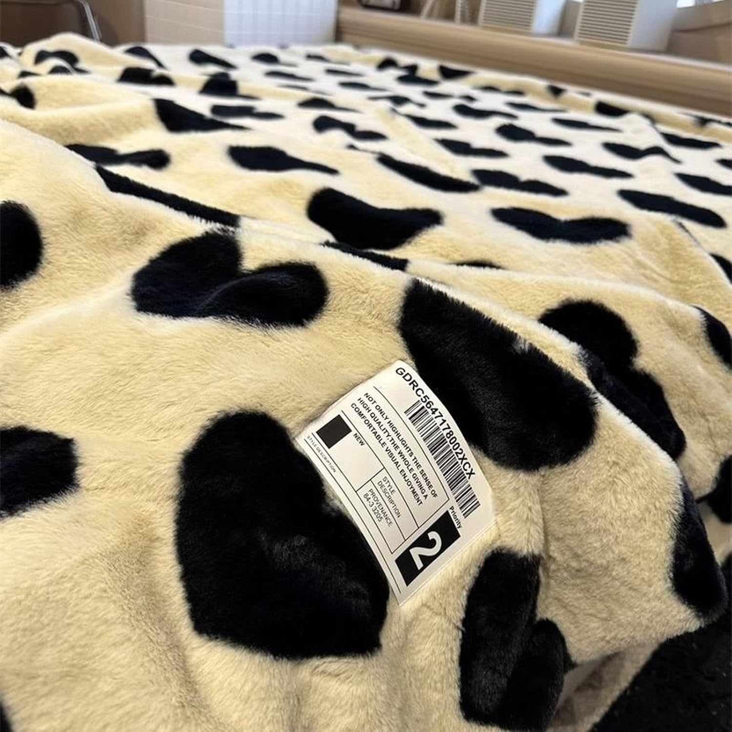 　　　 -------商品詳細------- 【素材】にはラビットファー調のフェイクファー生地（ポリエステル100%）を使用。肌に触れるたびに感じる贅沢な柔らかさで、冬の寒さを快適に乗り越えられます。通気性と耐久性にも優れています。表も裏もふわふわとした手触り、ぬくもりに包まれて、心地良い眠りを実現します。 【静電気抑制・春秋冬最適】静電気防止加工が施されており、冬場の乾燥した空気による静電気を軽減します。フランネル生地は、驚くほど軽量かつ心地よい暖かさを提供します。冷たい冬の夜にも、蒸し暑い夏の日にも、一年中心地よい温もりを実感できます。さらに、春や秋にも最適で、季節を問わずに快適にお使いいただけます。また、布団と併用すれば、冬場も暖かいです。 【多場所適用】:敷き毛布、掛け毛布としてはもちろん、ペット用毛布としてもお勧めです。持ち運びやすく、オフィス、旅行、車内、またキャンプ等のアウトドアにもご活用いただけます。 【自宅でも気軽に洗える】ご自宅で簡単に洗濯可能で、また、乾きも速いので、何か汚れてしまっても安心。そして、縮むことなく、色あせることもなく、毛玉もできない、洗濯後も新品のような柔らかさと暖かさを保ちます。 【新世代の反応性印刷と染色】毛布印刷と染色のプロセス中に、染料の活性遺伝子が繊維の分子と結合して全体を形成し、生地の色堅牢度が高く、長期間洗濯しても色あせしにくい生地になります説明 ■【様々なシーンにおすすめです！】 ?体温はマイクロファイバーの間溜まっていて、温度が逃れません。 ?毛足が短いのにふわっとした肌ざわりのマイクロフリースと、毛足をカールさせたシープ調ボアを組み合わせた、 ?贅沢なふわふわファータッチは、美しいだけでなく 肌触りも抜群です。 寒い冬にも安心のボリューム感があります、暖かさも厚みも、程よいバランスの毛布です。 ?やわらか：肌に触れてもチクチクせず、洗う度に柔らかさが増し、肌に馴染んでいきます。もこもこふわふわな掛け布団、寒い夜も心地よい眠りへと誘います。 ?吸水性：吸湿発散性に優れていて、汗をかいてもベタつかずにさらっとした肌さわり。 ■【メリット】 ?取り扱い簡単 ?毛羽立ちしない ?褪色しない ?洗濯機で丸洗い ?タンブル乾燥可能 ?漂白剤は使用しないで下さい ■【ふわふわ軽い】 ?インテリアやシーンを選ばない使いやすいタイプです。 ?あたたかさ・やわらかさ・光沢感・密着感 触れているだけでなんだか癒される、ゆったり眠れる安心。 ?年齢や性別関係なくお使いいただけるベーシックなデザイン。 Etc... ■【ギフト・プレゼントおすすめ】 ?クリスマスギフト ?母の日プレゼント ?引っ越し祝い ?出産祝い ?誕生日プレゼント ?新年プレゼント Etc... ■【ご注意】 生地の特性上、洗濯後多少縮むことがございます。 生地のカッティングにより画像と異なる場合がございます。同商品、同色におきましても色(染料)やロットによって伸縮性・伸び率が異なる場合がございます。 サイズ詳細等の測り方はスタッフ間で統一、徹底はしておりますが、若干の誤差(約2〜3cm前後)がある場合がございます。 ?素材特有の匂いがある場合がございます。そのままに開けて、（2-5日）しばらく後自然に匂いがなくなります！ ?安心サービス：万が一商品が問題あるなら、すぐにご連絡ください, 必ず満足できるアフターサービスを提供いたします。