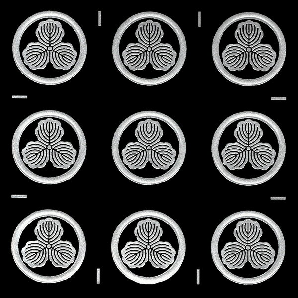 柏 古代から柏の葉は、神前に供物を供えるとき器代わりに用いられ、これに由来して柏が「神聖な木」と見られるようになった。 鎌倉時代にはすでに武家が文様として用いている。 三葉よりなる三つ柏がよく知られているが、 バリエーションの多い家紋の一つである。 島左近　「石持に中細柏」 山崎烝「丸に違い柏」、土佐藩「丸に土佐柏」 ※シール柄サイズ：(約)1.5cm×1.5cm 色違いはこちら 24mmタイプはこちら 30mmタイプはこちら 55mmタイプはこちら 蒔絵　蒔絵ステッカー　蒔絵シール　シール　ステッカー　まきえ　家紋　かもん　金家紋　蒔絵　ゴールド　転写シール　ケータイ　携帯電話　スマホ　スマートフォン　剣道　胴　和　伝統　強力　はがれにくい　耐久性　耐水性