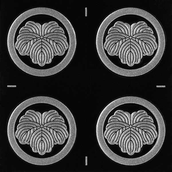 蔦 日本十大紋の一つ。 蝶や方喰と並んで女性に人気のある紋。 強い生命力、雅趣に富んだ葉の姿から、藤原時代には既に文様として愛用されていた。 八代将軍吉宗が好んだ事でも有名で、紀州徳川家が替紋として蔦を用いたことから 権威のある家紋として認知され徳川時代に大流行した。 中でも、松平の諸家が主家紋の葵から蔦に変える例が多く、また幕臣も百六十余家が用いた。 その上、苗字を持てなかった芸妓や遊女にまで広まったといわれている。 藤堂高虎、藤堂平助「藤堂蔦」 市村鉄之助「蔦」 ※シール柄サイズ：(約)2.4cm×2.4cm 色違い(24mmタイプ)はこちら 30mmタイプはこちら 55mmタイプはこちら 　 蒔絵　蒔絵ステッカー　蒔絵シール　シール　ステッカー　まきえ　家紋　かもん　銀家紋　蒔絵　シルバー　転写シール　ケータイ　携帯電話　スマホ　スマートフォン　剣道　胴　和　伝統　強力　はがれにくい　耐久性　耐水性