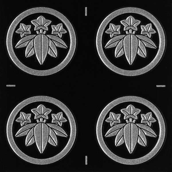 家紋 ステッカー 蒔絵シール「丸に笹竜胆/SV 24mm」 銀 4個付　ケータイ スマホ iPhone デコ ステッカー 和柄 剣道 シール　彩蒔絵 家紋シール