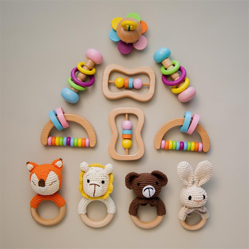 【全木製の知育玩具】ガラガラの赤ちゃんのおもちゃです。4つの木のリングが付いています。レインボーカラーは、手作りの蜜蝋とホホバオイルウッド仕上げでコーティングされています。耐久性があり、環境に優しく、赤ちゃんに安全無害です。 【遊びながら知力開発】木のおもちゃは、掴んで揺れ始めている赤ちゃんにとって完璧な音がします。美しくて爽やかな音は、動きが結果を生むことを学び始めたばかりの赤ちゃんにとって喜ばしいことです。赤ちゃんの全体的な運動能力を促進します。 【手の指先訓練と目の色認識】ガラガラの虹色は、赤ちゃんの注意を引き付けます。最初からお子さんの想像力を広げましょう！視覚・聴覚・筋肉鍛錬をされます。自然素材を生かして、遊びながら学びます。好奇心や探究心や思考力を育む環境構成します。 【赤ちゃんに掴みやすい】小さな手にぴったりのサイズ?この木製のガラガラは、室内おもちゃや赤ちゃんの保育園の教具として最適で、その質感が触覚刺激を提供します。入園祝い、クリスマスギフト、ハーフバースデー、出産祝いの贈り物にも相応しいです。 【お手入れの豆知識】木製のガラガラは水に浸したり、すすいだりしないでください。そうすることで、木目が上がり、粗くなります。また、着色されたボールの水性シーラントを除去します。代わりに、少し湿らせた布で拭いて掃除してください。 ◇保証期間：到着日から1ヶ月以内にご連絡ください ※お客様ご都合の交換と返品は、お承っておりませんのであらかじめご了承ください。 ※ご注文の商品が「不具合がある」など当社原因による場合には、 商品到着後「1ヶ月以内」に電話もしくはメールにて ご連絡いただいた商品は交換または返品を受け付けさせていただきます。 ◇お客様都合によるキャンセル（商品発送前） ご注文から30分以内は、理由の有無を問わず購入履歴からキャンセルすることが可能です。 なお、当店では、ご注文から30分以上過ぎた場合、お客様都合によるキャンセルは承っておりません。 あらかじめご了承ください。 ◇ 配送方法について ◇ ※ 発送後のキャンセル・送付先の変更はできません。 ※ 届かない場合や、転居による紛失に関しての補償は一切ありません。 ご注文前に、送付先に誤りがないか、部屋番号抜け等がないかを必ずご確認ください。 ※ 長期不在・表札がない・表札や郵便受けに書かれたお名前がご注文者のお名前と異なる場合、 お届けができず自動的に返送となる場合がございます。 返送された場合、返送・再配達にかかる送料はお客様負担となります。ご了承ください。 ◇ 注意事項 ◇ ※ ご利用のモニターによって、実物とすこし異なる色に表示される場合がございます。 ※ 全商品、北海道・沖縄・離島は別途 送料が掛かります。 ※ ラッピング対応しておりませんので、ご了承ください。 ※ 説明書は日本語化されていません。 ※輸入品の為予告なくパッケージや仕様が多少変更される場合があります。 ご了承ください。 ※本商品は新品未使用品ですが、輸入品のため、汚れや傷・ムラがある場合がございます。ご了承ください。【全木製の知育玩具】ガラガラの赤ちゃんのおもちゃです。4つの木のリングが付いています。レインボーカラーは、手作りの蜜蝋とホホバオイルウッド仕上げでコーティングされています。耐久性があり、環境に優しく、赤ちゃんに安全無害です。 【遊びながら知力開発】木のおもちゃは、掴んで揺れ始めている赤ちゃんにとって完璧な音がします。美しくて爽やかな音は、動きが結果を生むことを学び始めたばかりの赤ちゃんにとって喜ばしいことです。赤ちゃんの全体的な運動能力を促進します。 【手の指先訓練と目の色認識】ガラガラの虹色は、赤ちゃんの注意を引き付けます。最初からお子さんの想像力を広げましょう！視覚・聴覚・筋肉鍛錬をされます。自然素材を生かして、遊びながら学びます。好奇心や探究心や思考力を育む環境構成します。 【赤ちゃんに掴みやすい】小さな手にぴったりのサイズ?この木製のガラガラは、室内おもちゃや赤ちゃんの保育園の教具として最適で、その質感が触覚刺激を提供します。入園祝い、クリスマスギフト、ハーフバースデー、出産祝いの贈り物にも相応しいです。 【お手入れの豆知識】木製のガラガラは水に浸したり、すすいだりしないでください。そうすることで、木目が上がり、粗くなります。また、着色されたボールの水性シーラントを除去します。代わりに、少し湿らせた布で拭いて掃除してください。 ◇保証期間：到着日から1ヶ月以内にご連絡ください ※お客様ご都合の交換と返品は、お承っておりませんのであらかじめご了承ください。 ※ご注文の商品が「不具合がある」など当社原因による場合には、 商品到着後「1ヶ月以内」に電話もしくはメールにて ご連絡いただいた商品は交換または返品を受け付けさせていただきます。 ◇お客様都合によるキャンセル（商品発送前） ご注文から30分以内は、理由の有無を問わず購入履歴からキャンセルすることが可能です。 なお、当店では、ご注文から30分以上過ぎた場合、お客様都合によるキャンセルは承っておりません。 あらかじめご了承ください。 ◇ 配送方法について ◇ ※ 発送後のキャンセル・送付先の変更はできません。 ※ 届かない場合や、転居による紛失に関しての補償は一切ありません。 ご注文前に、送付先に誤りがないか、部屋番号抜け等がないかを必ずご確認ください。 ※ 長期不在・表札がない・表札や郵便受けに書かれたお名前がご注文者のお名前と異なる場合、 お届けができず自動的に返送となる場合がございます。 返送された場合、返送・再配達にかかる送料はお客様負担となります。ご了承ください。 ◇ 注意事項 ◇ ※ ご利用のモニターによって、実物とすこし異なる色に表示される場合がございます。 ※ 全商品、北海道・沖縄・離島は別途 送料が掛かります。 ※ ラッピング対応しておりませんので、ご了承ください。 ※ 説明書は日本語化されていません。 ※輸入品の為予告なくパッケージや仕様が多少変更される場合があります。 ご了承ください。 ※本商品は新品未使用品ですが、輸入品のため、汚れや傷・ムラがある場合がございます。ご了承ください。