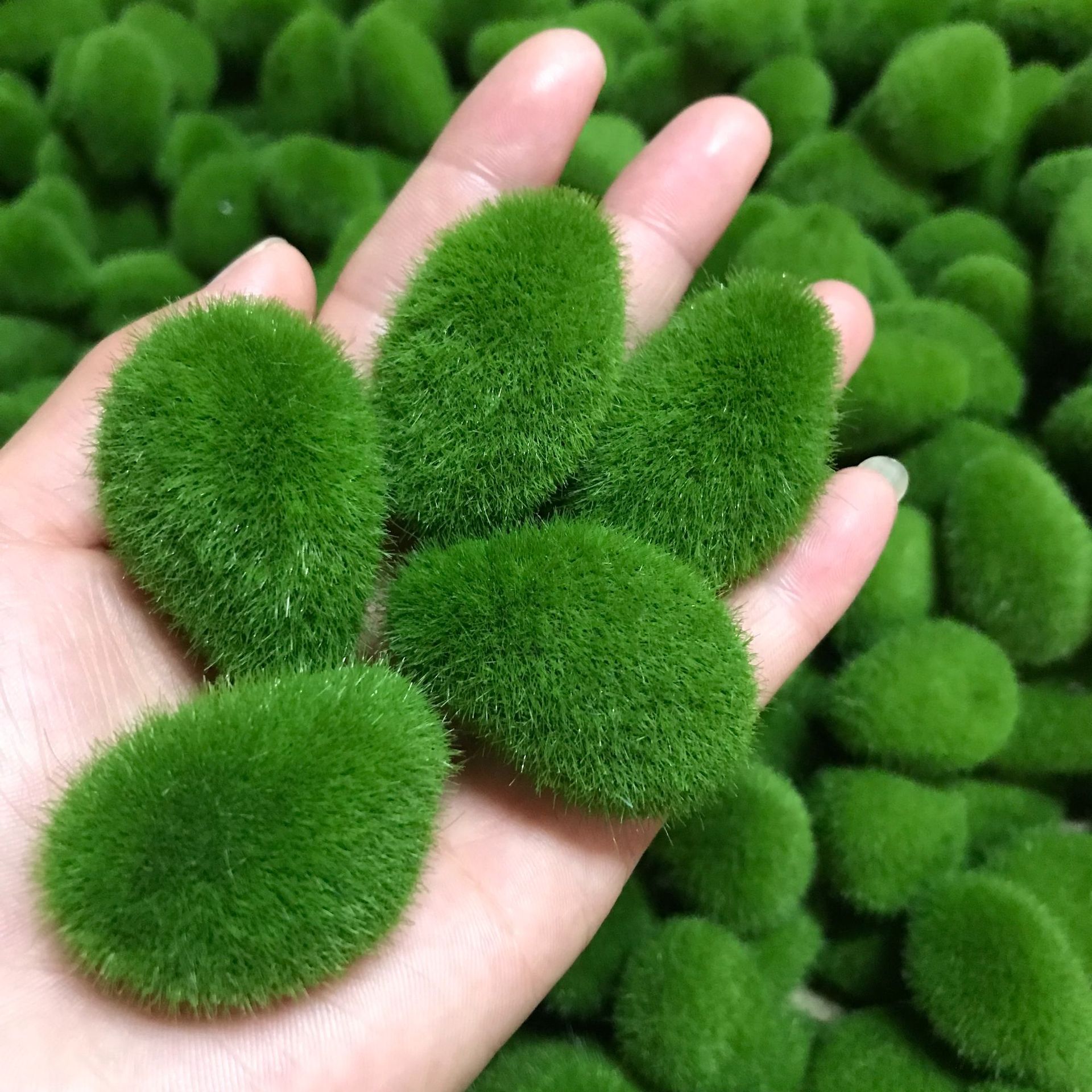 トヨースの21点セット 人工苔石 フェイクモスストーン 装飾石 グリーン苔風 インテリア小物 ミニチュア造景 園芸ディスプレイ 人工植毛石 ガーデンデコレーション テラリウム装飾 フェイクグリーン 雑貨 造花資材 モスデコレーション オブジェ装飾用品｜アングル3