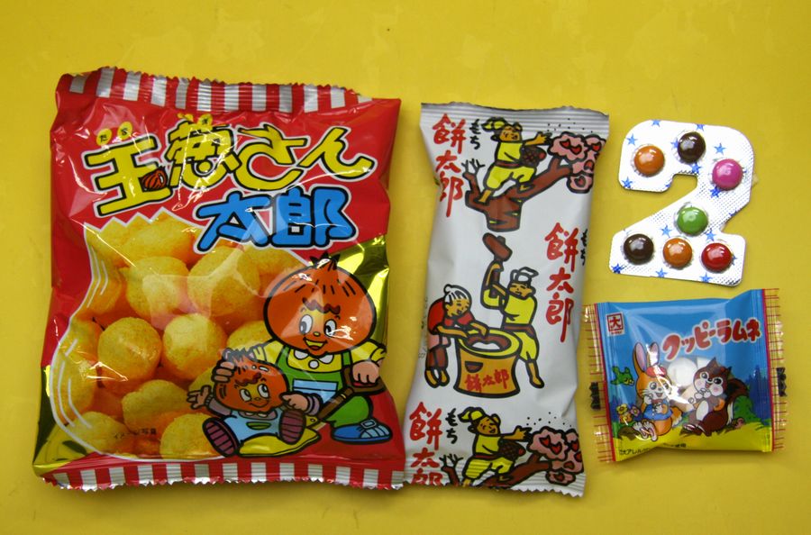 玉葱さん太郎（スナック菓子） 餅太郎、 クッピーラムネ ナンバーチョコの 4個セットです。 宝作堂ではすべてのセットで 国内製造商品を使用しておりますので、 PTA・子供会・店頭イベントでも 安心してお渡しいただけます。 ※　繁忙期等時期により発送までに10日ほどかかる 　　場合がございます。 　　お急ぎの場合は納期をご確認ください ※　メーカー在庫切れの場合、同金額の類似品に 　　商品を差し替えさせていただく場合がございます。 ※　お届けするのは写真の袋詰めの状態です。 　　これ以上の包装はできませんのでご了承ください。 宝作堂のお菓子詰め合わせは子供会、運動会や ご来店感謝景品等様々なシーンでご使用いただけます。 宝作堂のお菓子の詰め合わせは、 店長安藤が厳選したお菓子を バランスよくセットしております。 いろいろな問屋さんから仕入れておりますので 同じシリーズでの味違いを除き ほぼ写真のとおりのセットでお届けいたしますので ご安心ください。 （アメ・ガムが入っていないお菓子セットに アメガムが入ることはございません。） 当店のお菓子の詰め合わせには賞味期限の近い 特価品等は使用しておりません。 すべて国内製造商品のお菓子を使用しております。 卵、ピーナッツ等アレルギー対策セットは、 製造工程を考え、ご用意することが困難ですので ご了承ください。 お菓子の詰め合わせを300個以上をご検討の場合、 ご注文前に納期をご確認いただけると幸いです。