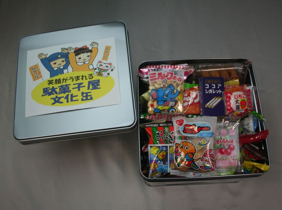 お子様大喜びの定番商品駄菓子缶（半斗缶）