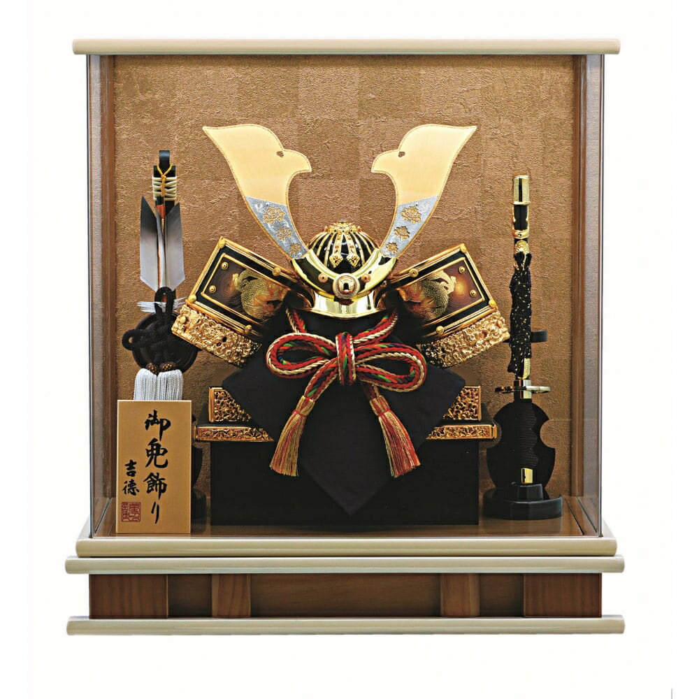 ＜全国無料配送＞初節句のお祝いに。トイザらス・ベビーザらスがおすすめする『兜ケース飾り「透かし花文様鍬形パノラマアクリル」』の五月人形です。おすすめポイント！金色の市松模様の背景のアクリルケースに鍬形に透かしの花文様を施した兜をセットしました。本商品は兜等がケースに固定され梱包されていますので、梱包箱から出すだけで飾っていただけます。＜おすすめの飾り方＞お子様のお名前と生年月日の入った名前旗（別売り）と合わせてお飾りいただければ、お節句のお祝いがより華やかになります。お人形と高さや色味を合わせると統一感もでて、お写真の撮影にもおすすめです。＜商品サイズ＞間口43×奥行き28×高さ45cm＜梱包サイズ＞間口48×奥行き33×高さ47cm＜商品重量＞4.3kg＜梱包重量＞5.7kg＜収納個数＞1箱＜発送個数＞1箱　兜サイズ：8号　兜：金小札黒絲縅　ケース：モカ塗アクリルケースかぶせタイプ　ケース背景：金色の市松模様　　ブランド：吉徳＜セット内容＞兜1点、アクリルケース1点、弓1点、太刀1点、木札1点発送元：(株)雅工房 配送業者：佐川急便【ご注文締め切り：2026年4月27日（5月4日までのお届け）】【お届け：2026年3月12日以降、通常ご注文後7～10営業日（土日・祝日を除く）。上記の発送元より直接お届け先に発送されますので若干遅れる場合もございます。日時指定は承れません。※沖縄県・一部の離島は、更に数日かかる場合がございます。】【返品・交換：商品不良の場合を除き、商品到着後8日以内にお問い合わせセンターまでご連絡ください。】【この商品は予約商品です。お支払いはカード払いのみとなります。なお、クレジットカード会社によっては、商品お届け前のご請求となる場合がございます。】※トイザらス・ベビーザらス店舗により取り扱い商品、在庫状況が異なります。※一点一点職人の手作りのため、色合い等が若干異なる場合がございます。予めご了承ください。こちらの商品は配送日時指定、当日出荷の対象外商品となります。※この商品はメーカー直送商品です。※代引き決済を選択された場合、事前連絡なしにキャンセルになりますので、予めご了承ください。※お支払い方法はご利用ガイドの「お支払い方法・お支払いについて」をご確認ください。※ご注文確定後の注文内容の変更、キャンセルはお受けしておりません。※対象年齢がある商品については目安となっております。※実際の商品と画像は若干異なる場合がございます。対象月齢 (カ月～)：0.0 - 36.0重量 (g)：5700 GRAMyakobo,こちらの商品は代金引換をご利用いただけません。1配送単位となり、他のアイテムを一緒にご購入された場合、別途送料がかかる場合があります。