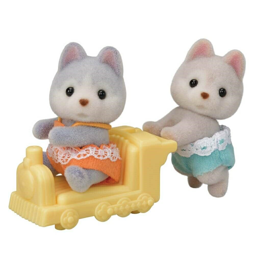 ハスキーのふたごちゃんです。おすわりしているのはグレーの毛並みの女の子、名前はアンバー。はいはいしているのはブラウンの毛並みの男の子、名前はジェレミー。ふたりはみつごちゃんたちと遊んであげるやさしい赤ちゃん。こちらの商品は実店舗から入荷・発送しておりますため、パッケージ状態や、梱包状態が商品ごとに異なる場合がございます。一部商品に商品管理ラベルが添付されている場合がございます。※お支払い方法はご利用ガイドの「お支払い方法・お支払いについて」をご確認ください。※ご注文確定後の注文内容の変更、キャンセルはお受けしておりません。※対象年齢がある商品については目安となっております。※実際の商品と画像は若干異なる場合がございます。対象年齢 (歳～)：3.0 - 6.0重量 (g)：40 GRAMsylvanianfamiliessylvanianfamiliesfamilyanddolls#00003787,