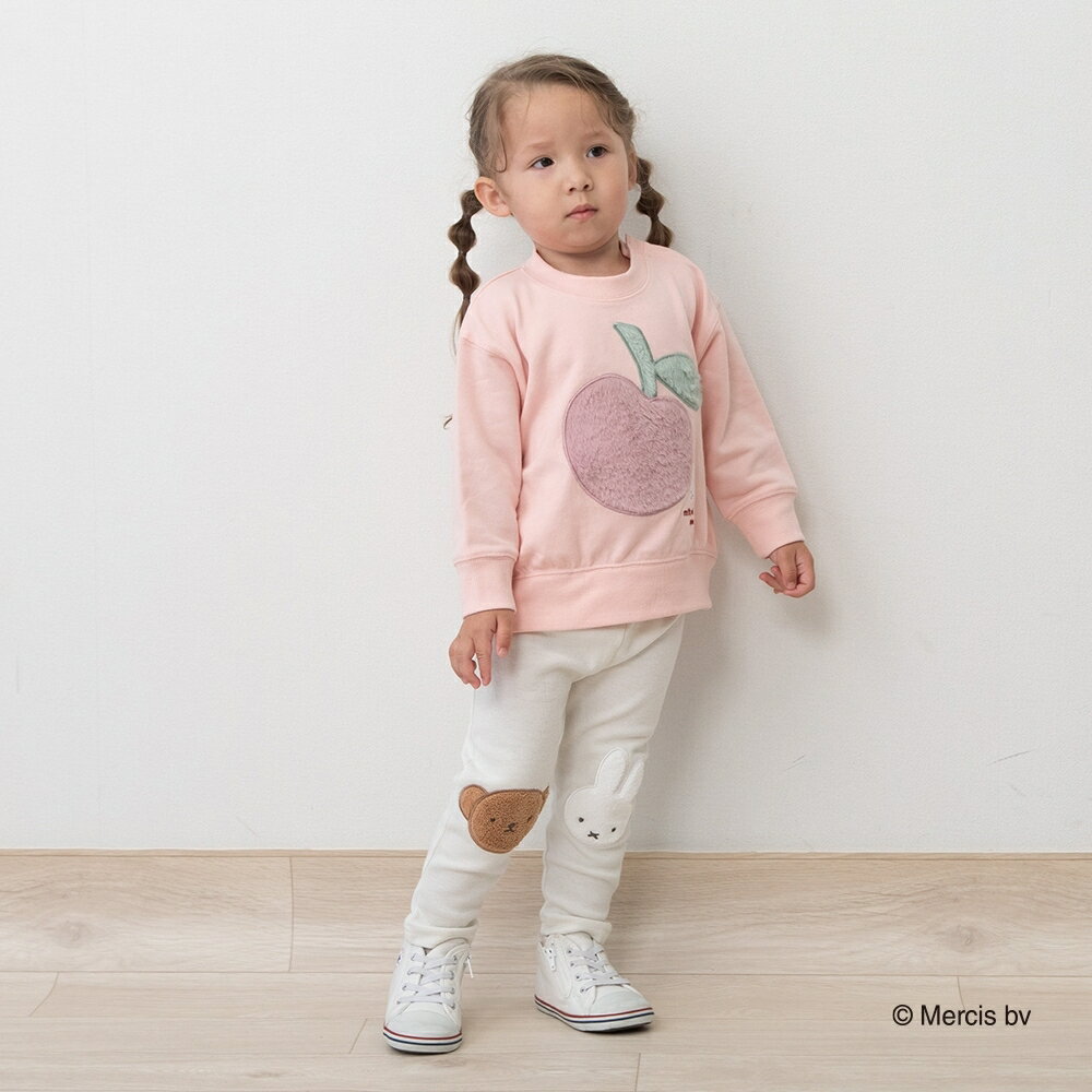 ミッフィーのトレーナーです。リンゴのファーのアップリケがとてもかわいいデザインです。＜仕様＞アップリケ＜サイズ＞ 80cm/総丈34cm身幅33cm肩幅33cm袖丈23cm　　　　　 90cm/総丈37cm身幅34cm肩幅34cm袖丈25c...